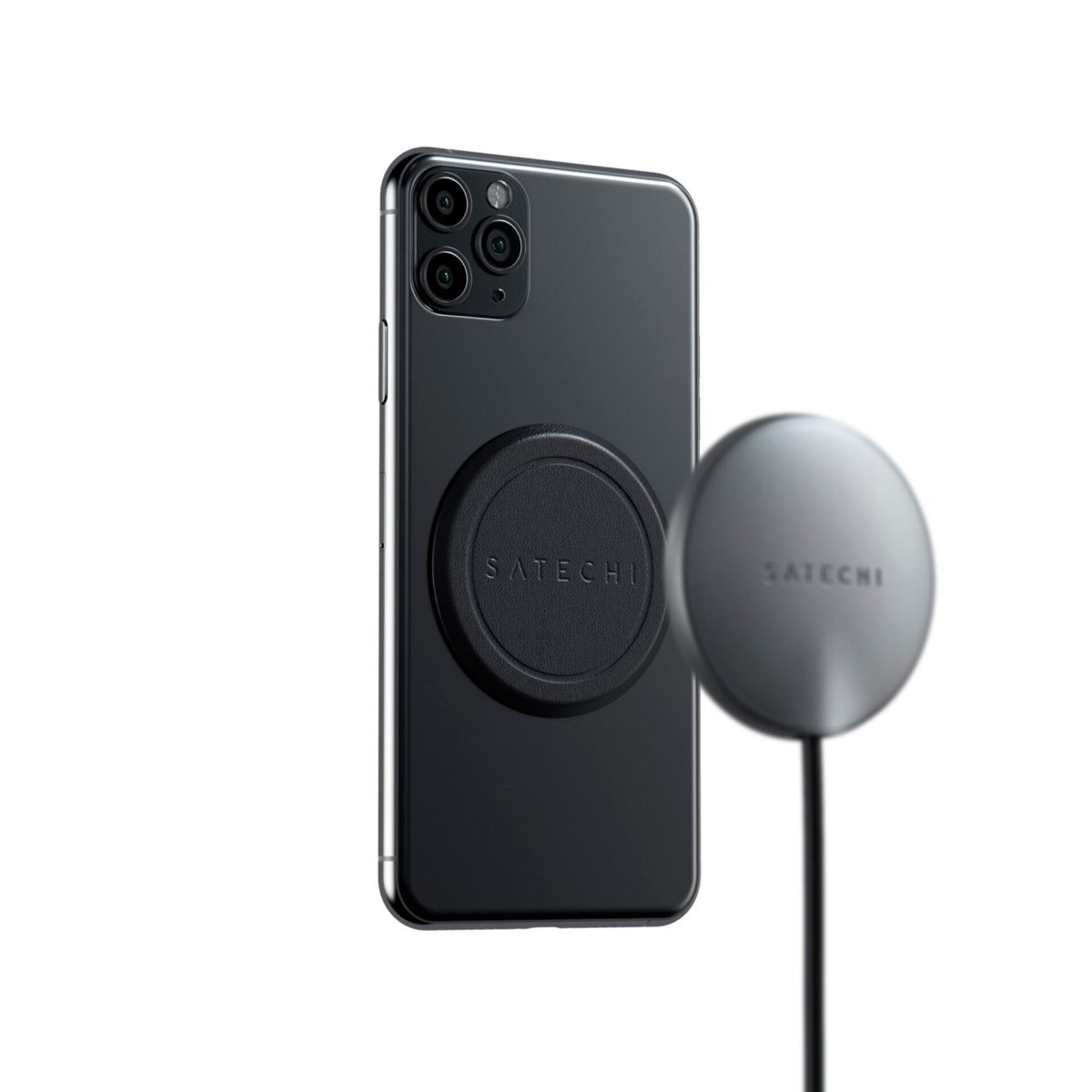Schwarzes iPhone mit Satechi MagSafe Ladegerät und Griff.