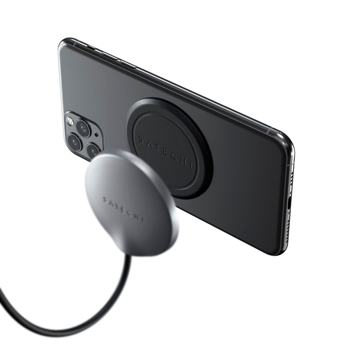 Ein schwarzes iPhone mit einem Satechi-Magnetring und Ladekabel auf weißem Hintergrund.