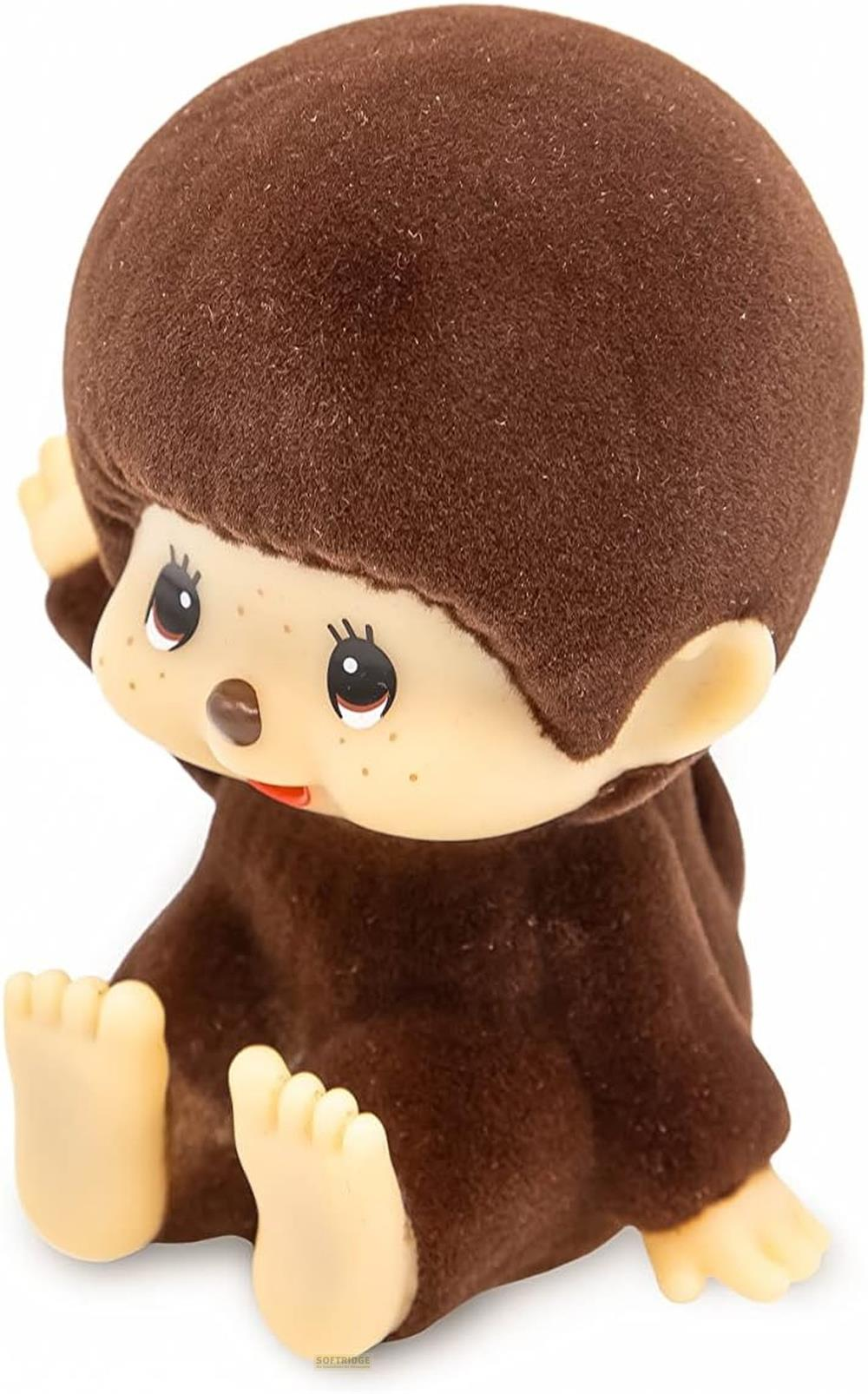 Ein braunes Monchhichi-Spielzeug sitzt, die Füße nach vorne gestreckt.