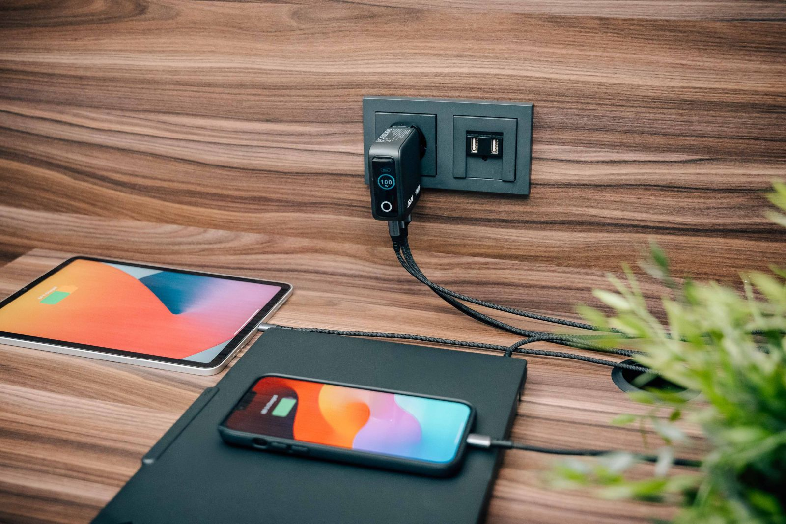 Ein Ladegerät versorgt ein Tablet und ein Smartphone mit Strom.