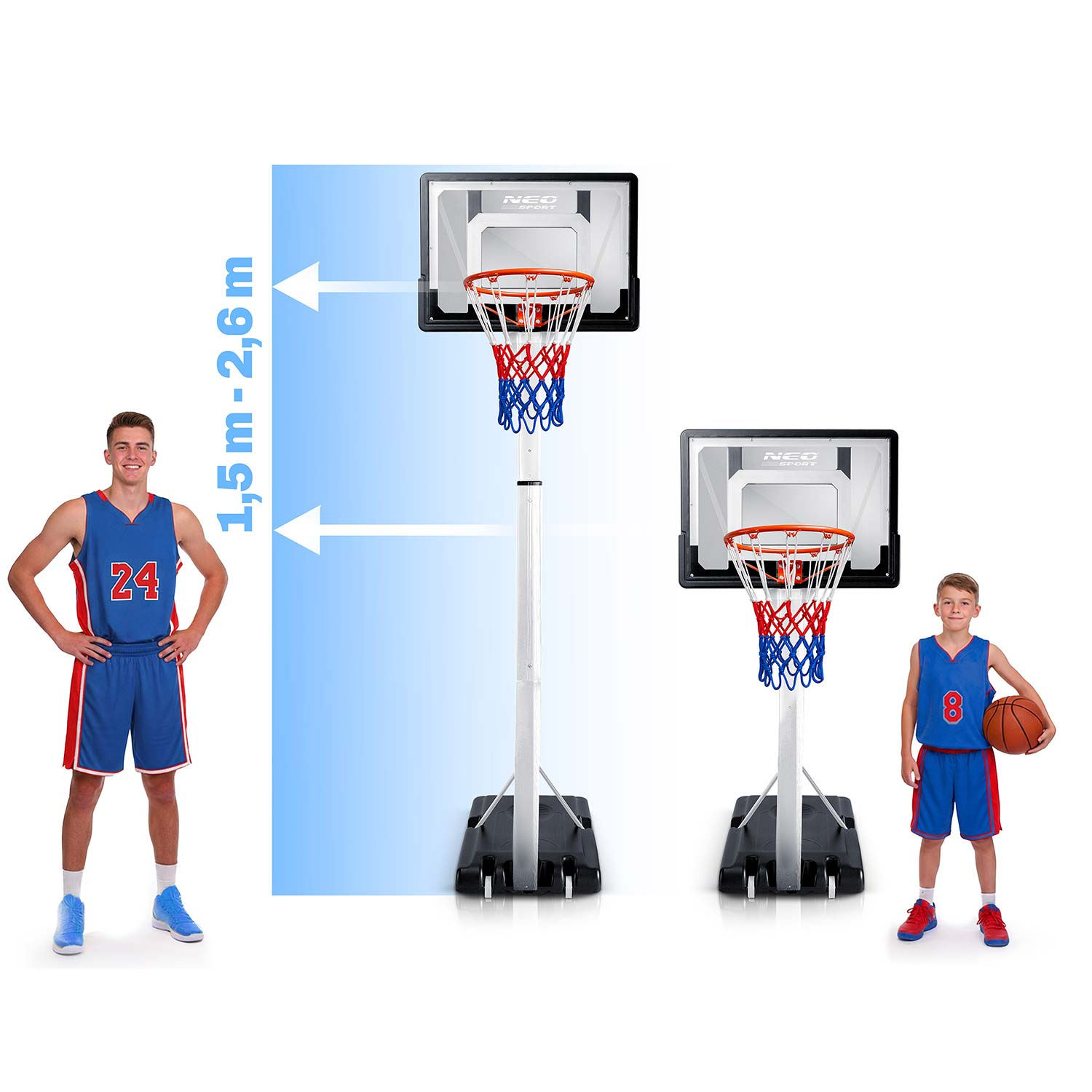 Mężczyzna i chłopiec w strojach do koszykówki przed dwoma regulowanymi obręczami.