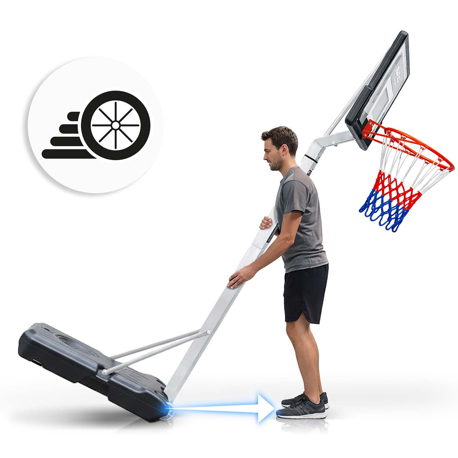 Mężczyzna reguluje przenośny kosz do koszykówki z kołami, niebieska strzałka ruchu.