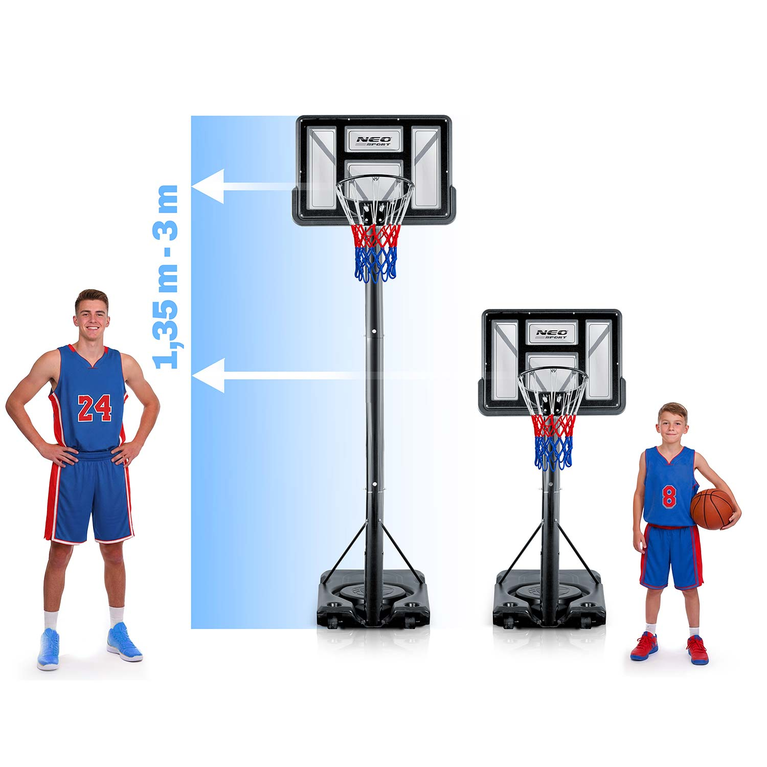 Mężczyzna i chłopiec w strojach do koszykówki obok regulowanych koszy.