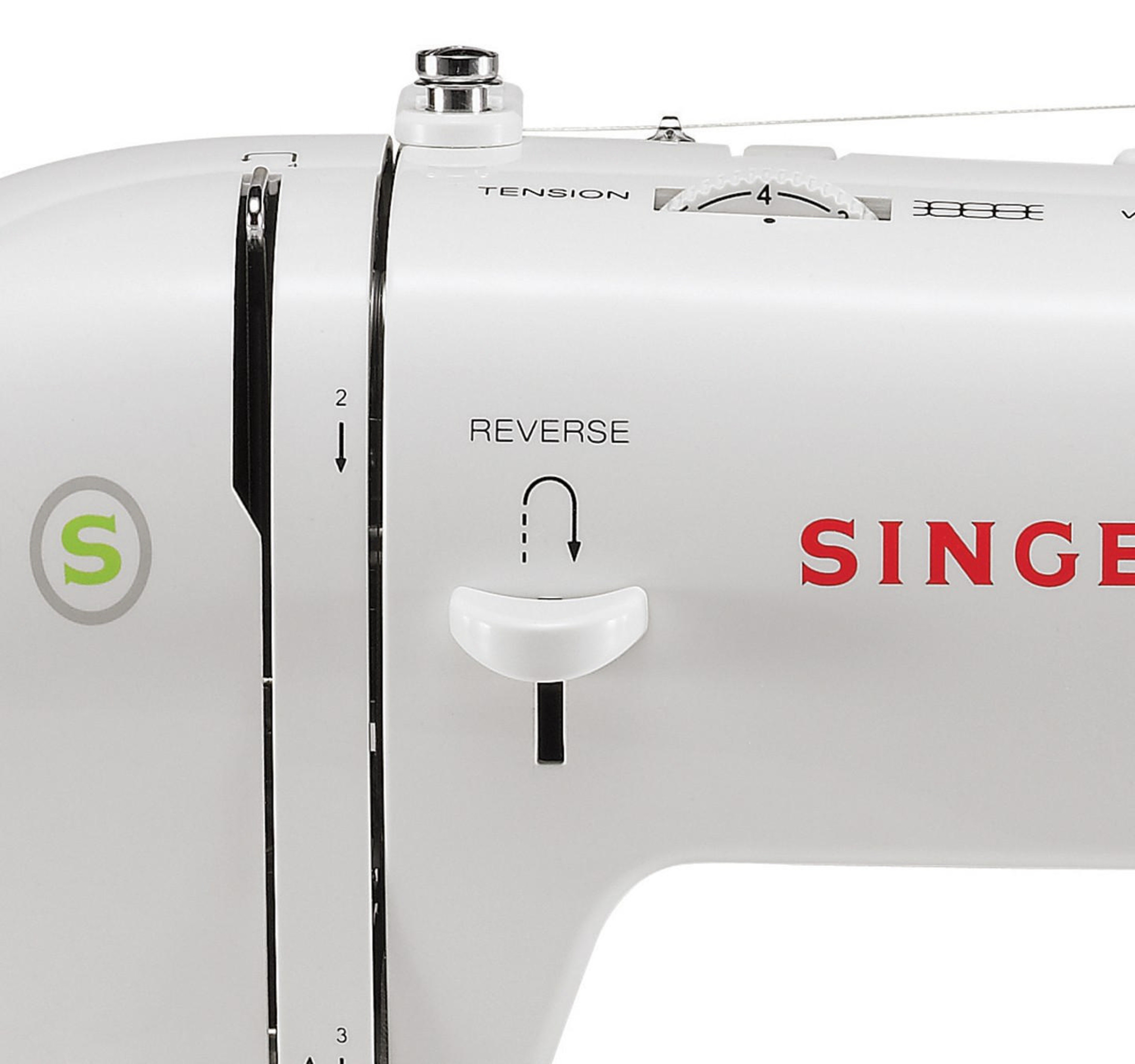 Biała maszyna do szycia z pokrętłem naprężenia, dźwignią cofania i logo S.