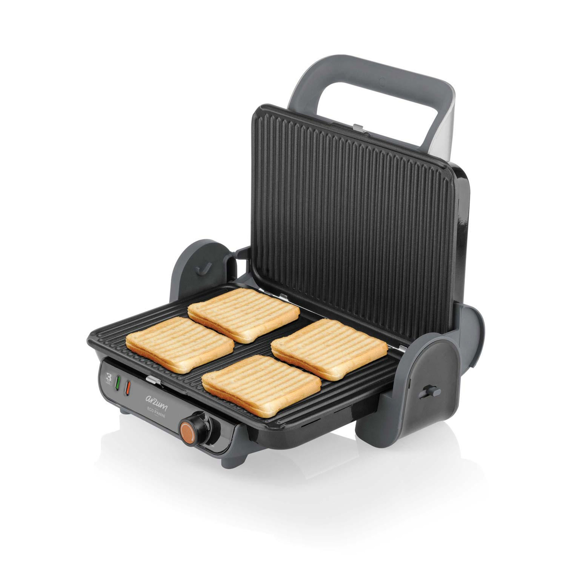 Beyaz arka plan üzerinde açık duran, ızgara plakalarında dört dilim tost bulunan siyah bir tost makinesi.