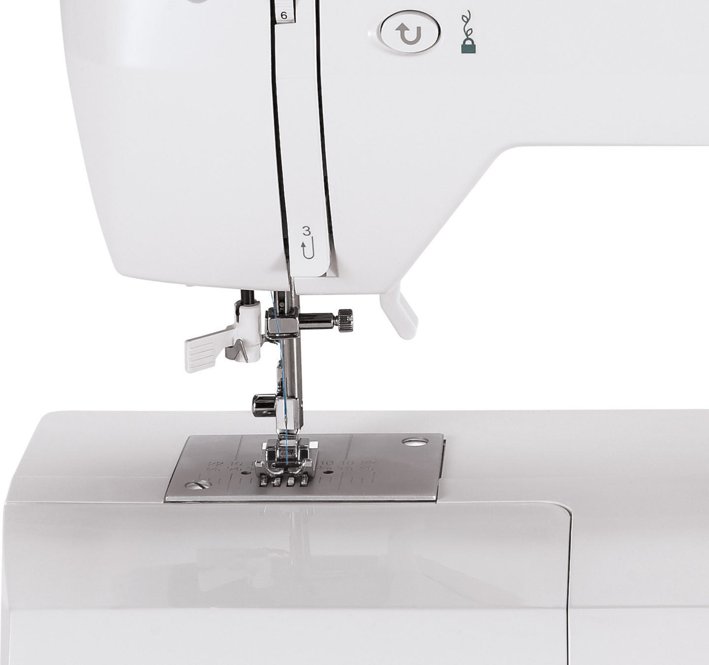 Zbliżenie białej maszyny do szycia pokazujące igłę i stopkę.