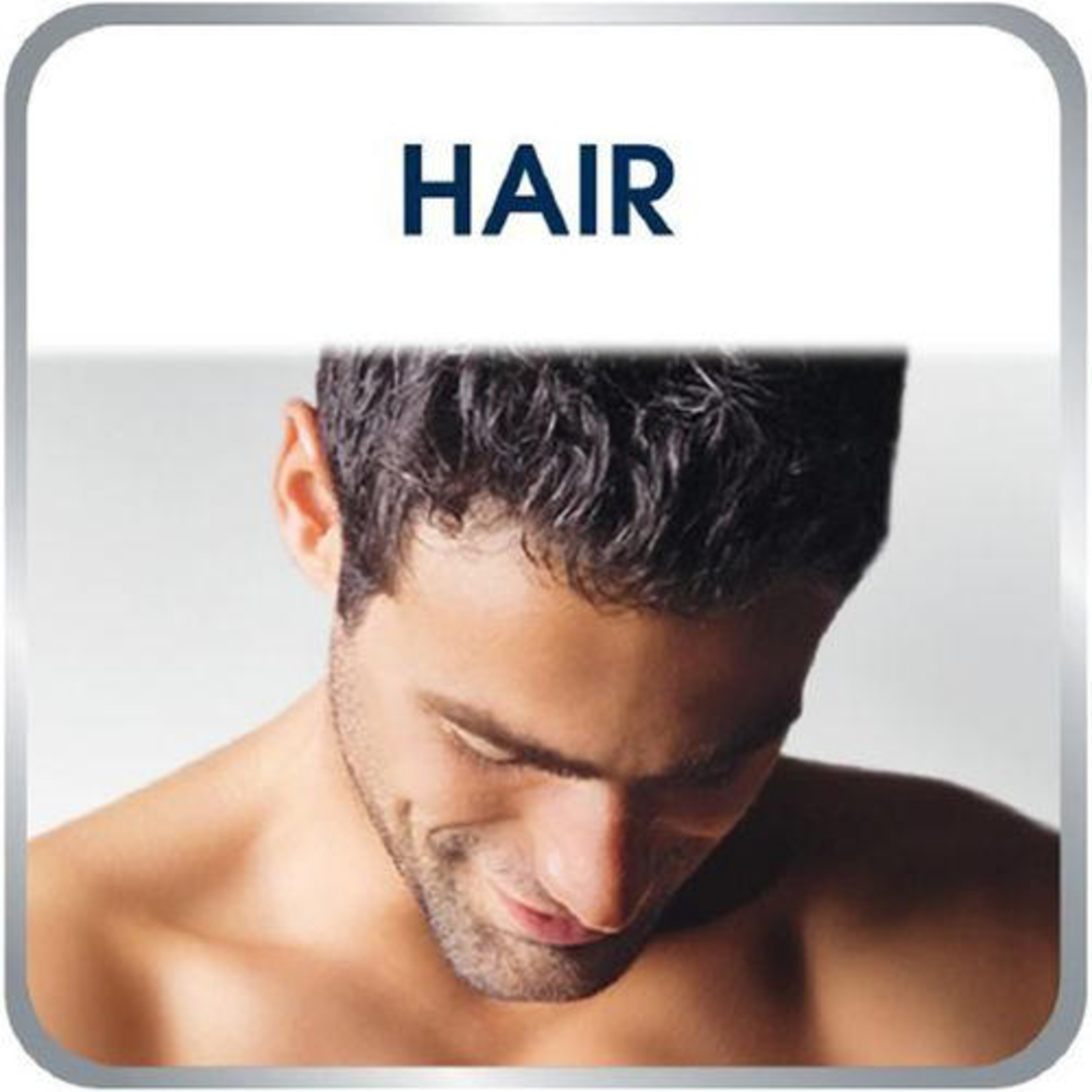 Primer plano de un hombre mirando hacia abajo, mostrando su cabello oscuro y rizado y hombros desnudos, con el texto 'HAIR' arriba.