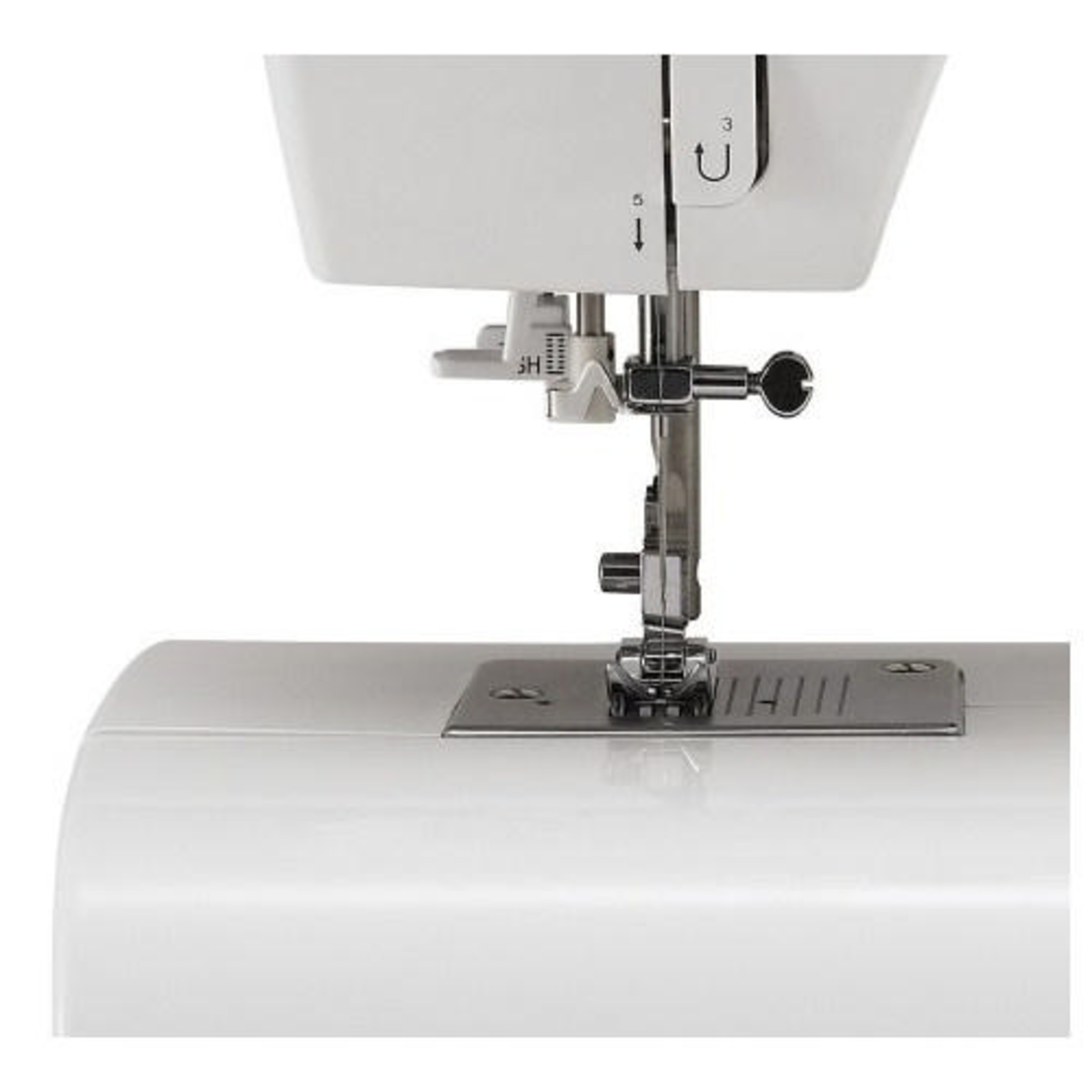 Zbliżenie na igłę i stopkę białej maszyny do szycia.