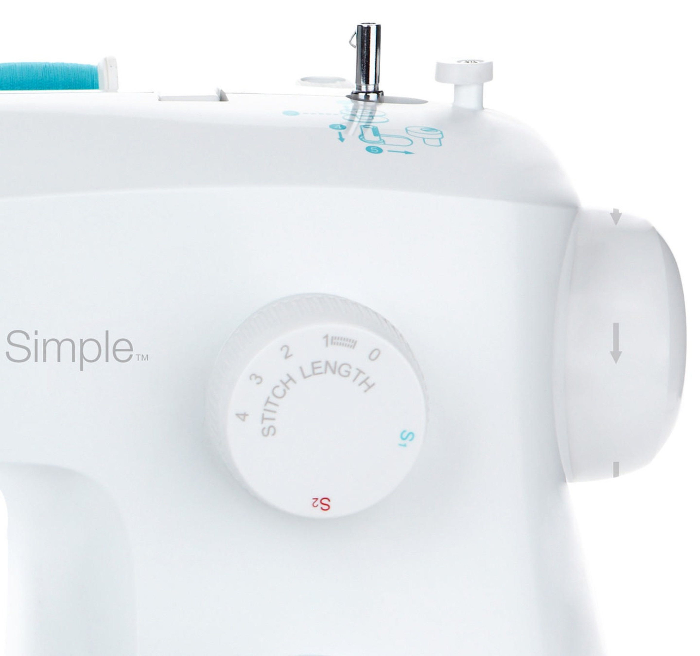 Biała maszyna do szycia z niebieską szpulą nici i pokrętłem sterującym.