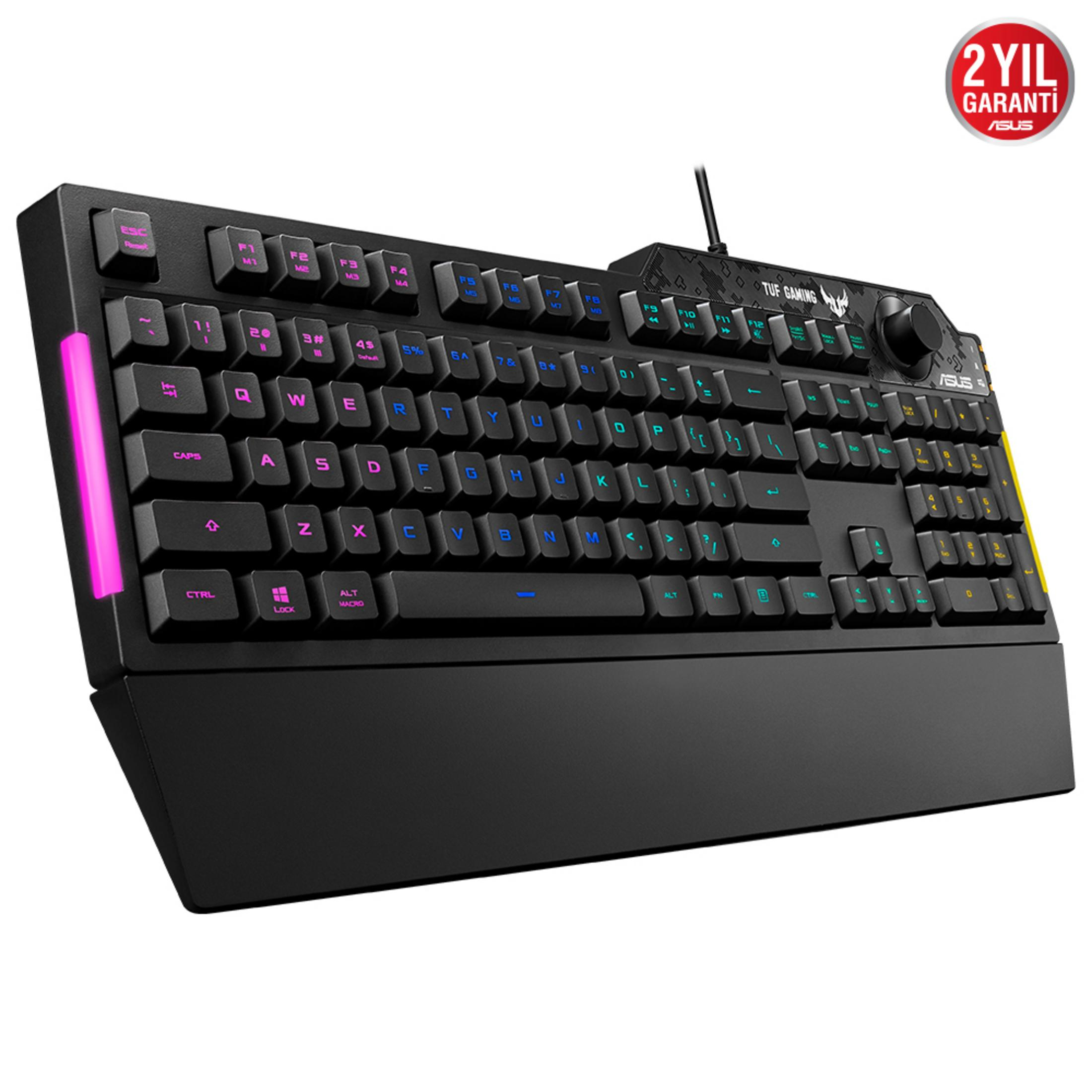 RGB aydınlatmalı siyah oyuncu klavyesi, mavi ve pembe yazılı tuşlar.
