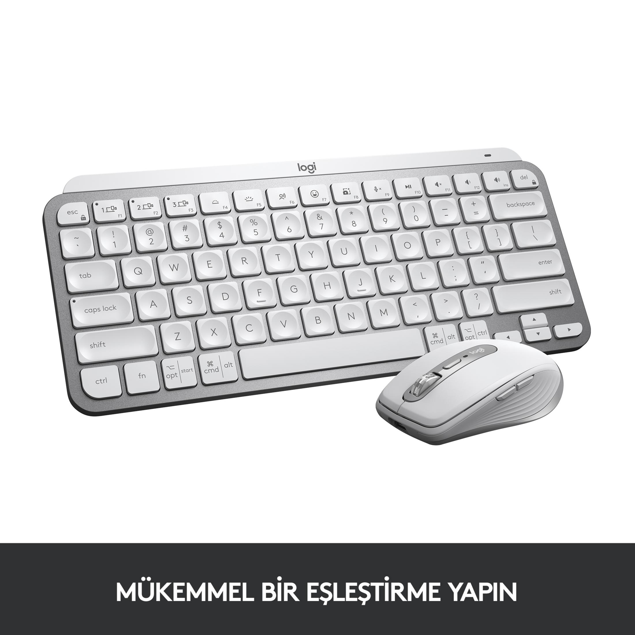 Una tastiera e un mouse Logitech bianchi sono posizionati uno accanto all'altro su uno sfondo bianco.