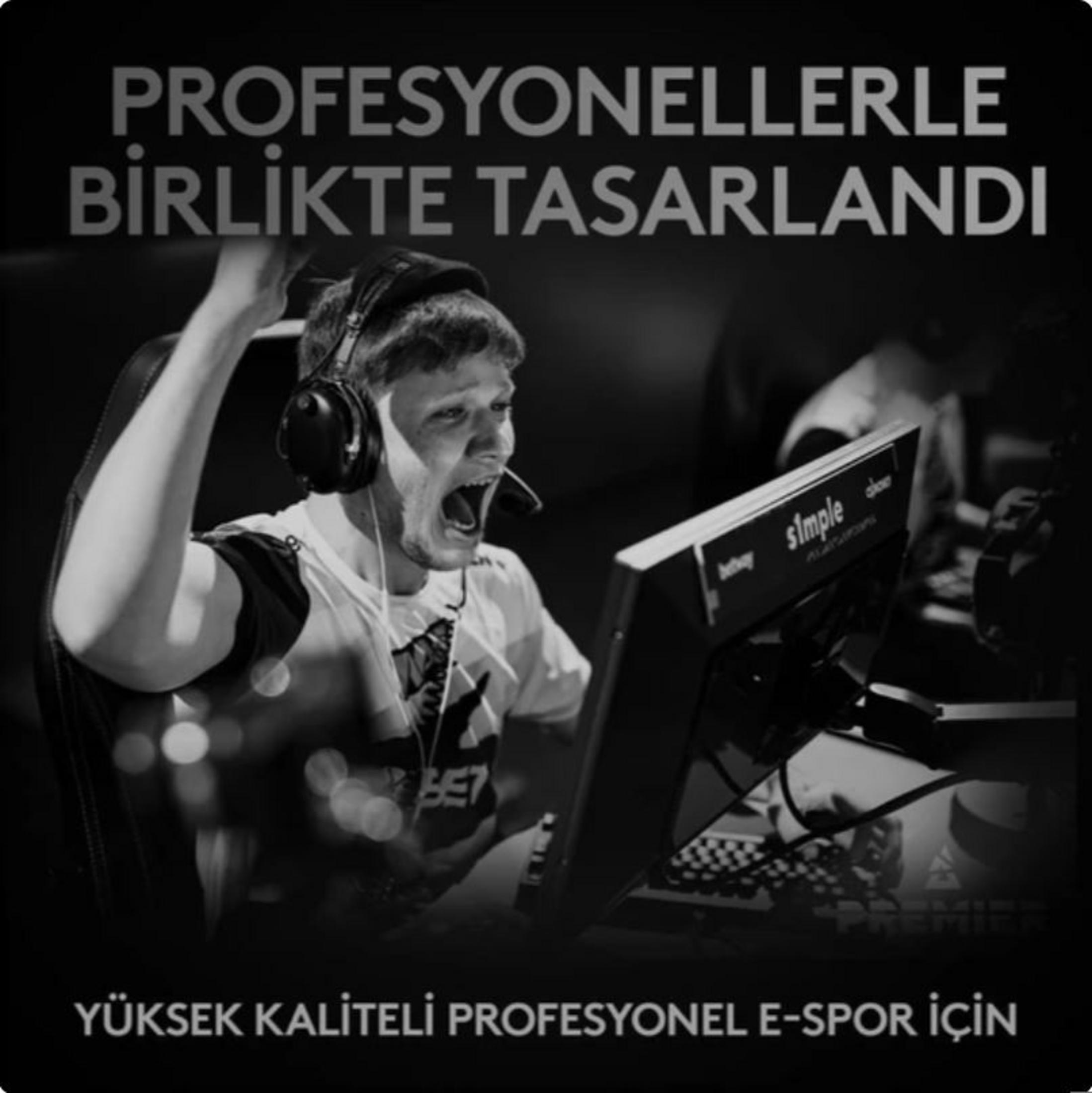 Kulaklıklı bir adam bilgisayara bağırıyor. Üstte ve altta yazı.