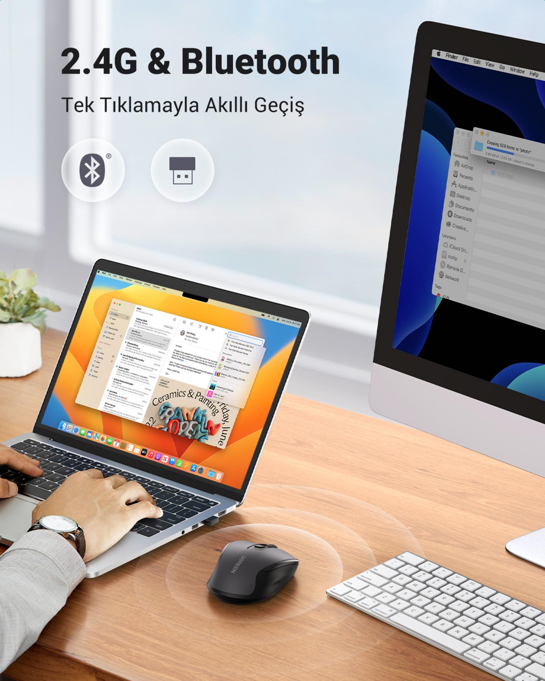 Laptop z myszą i klawiaturą na drewnianym biurku.