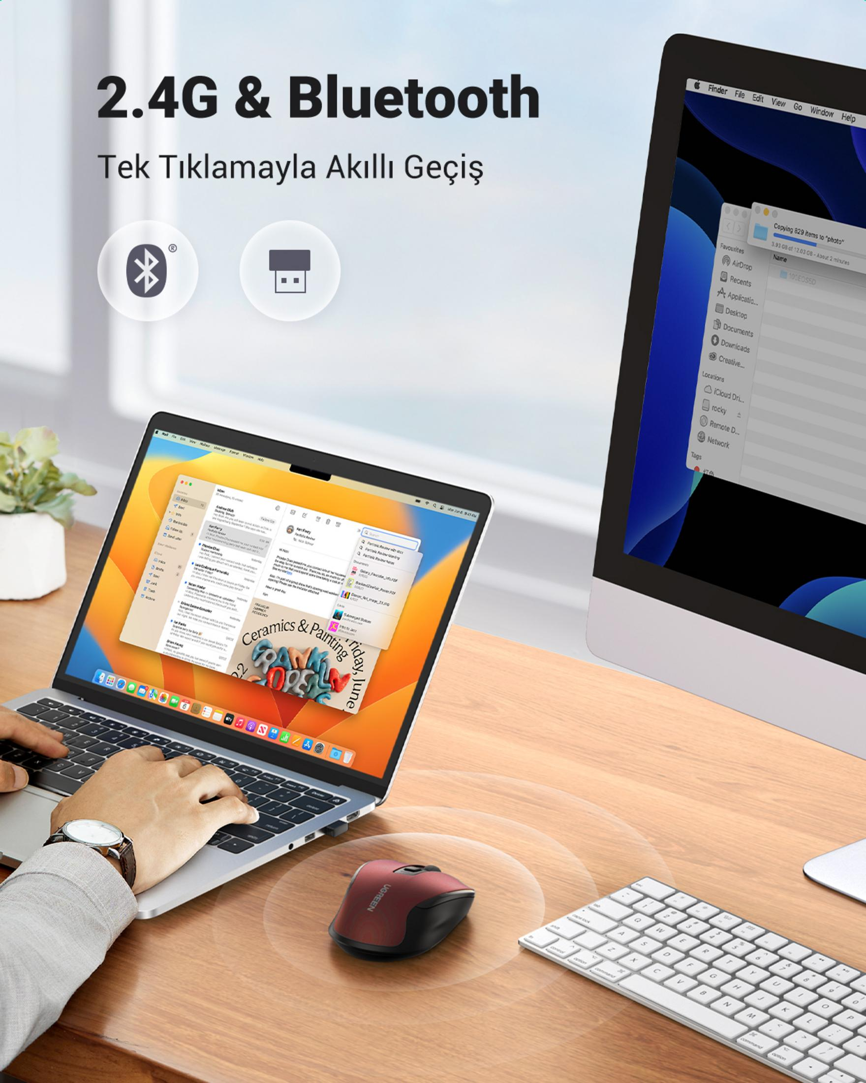 Laptop z czerwoną myszką i klawiaturą na drewnianym biurku.