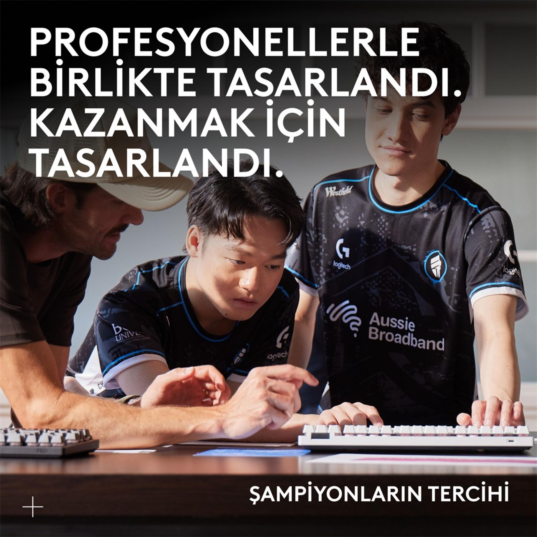 Trzy osoby patrzą na stół, dwie grają.