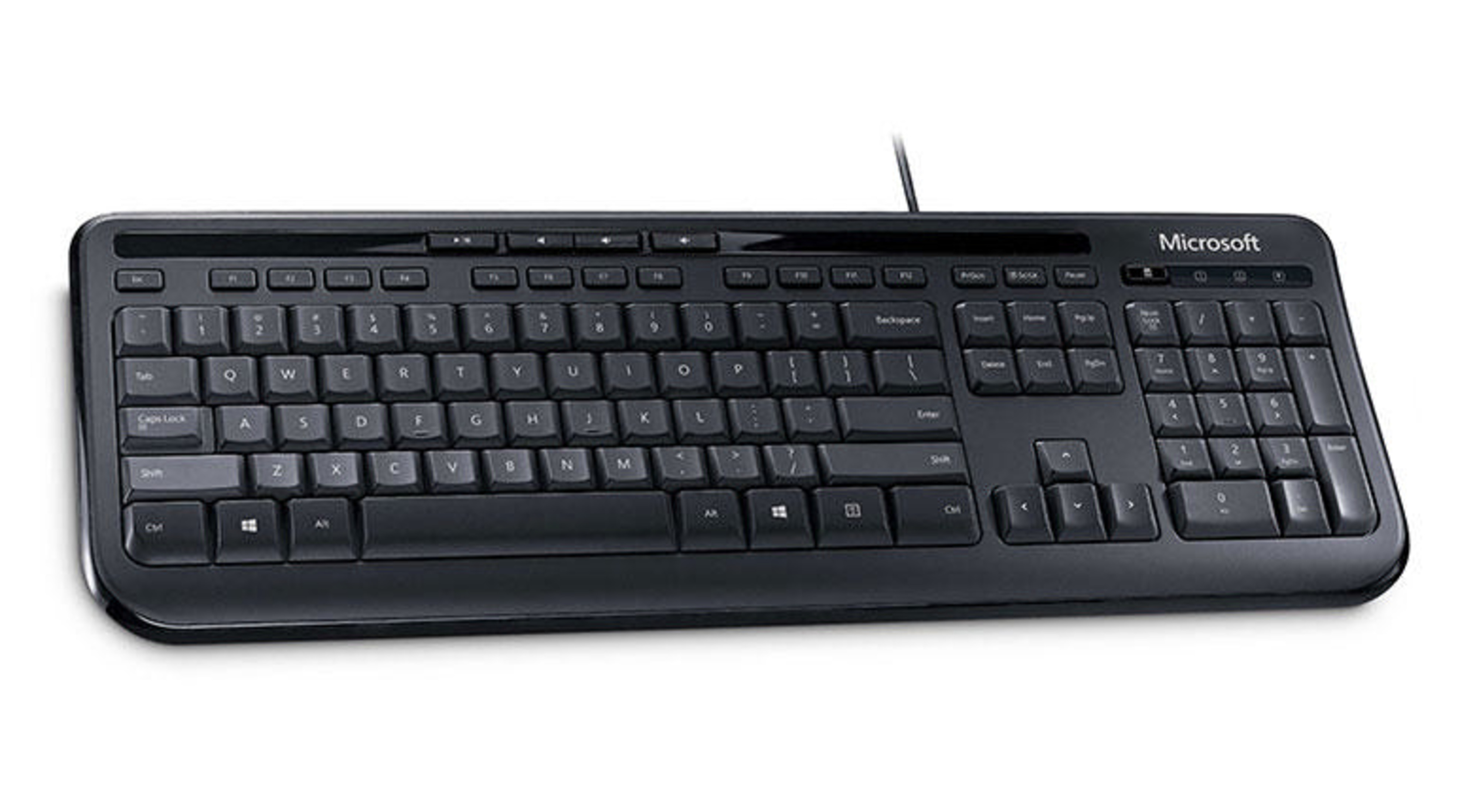 Una tastiera Microsoft nera cablata su sfondo bianco.
