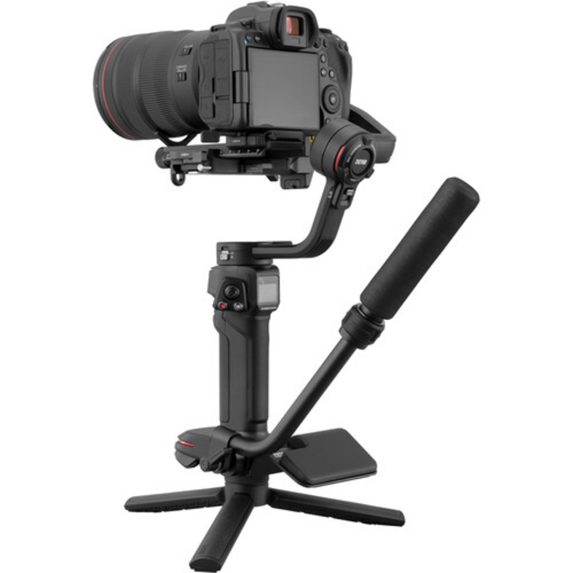 Eine schwarze Kamera mit Objektiv auf einem Gimbal-Stativ mit Griff.