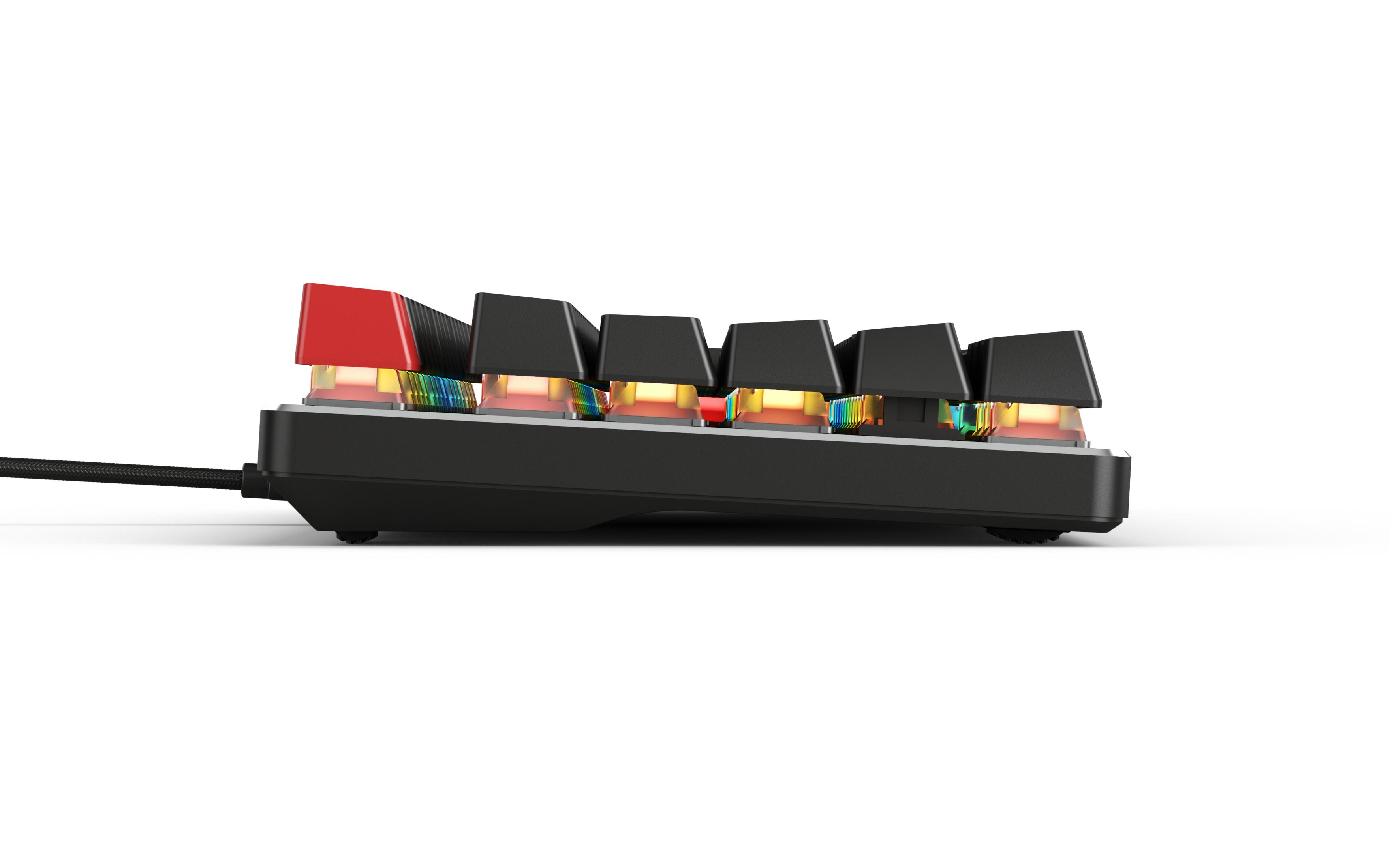 Zbliżenie czarnej klawiatury z czerwonym klawiszem i kolorowymi światłami.