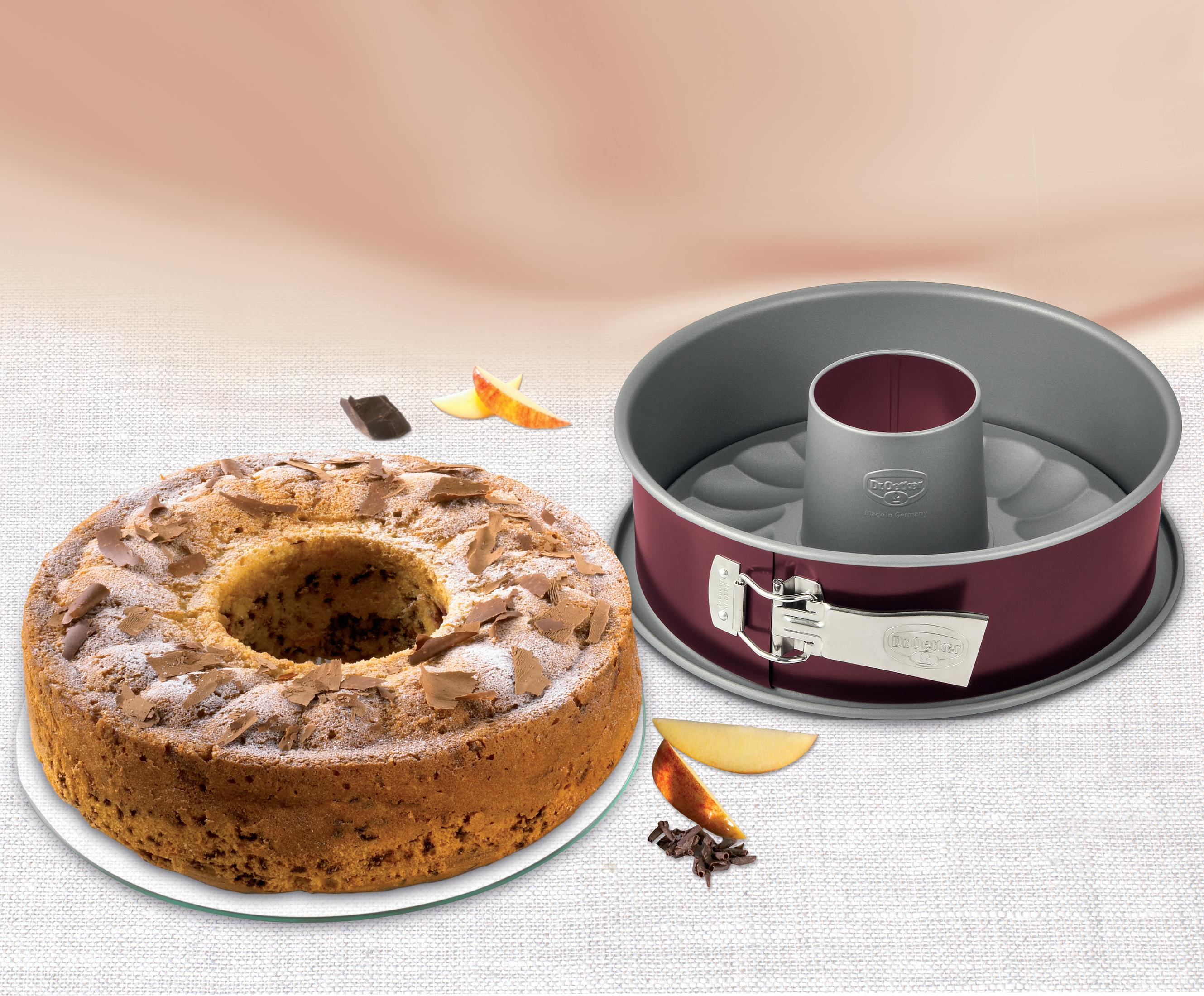 Ein Kuchen mit Schokostückchen und ein Gugelhupf-Backblech mit Obst und Schokolade.