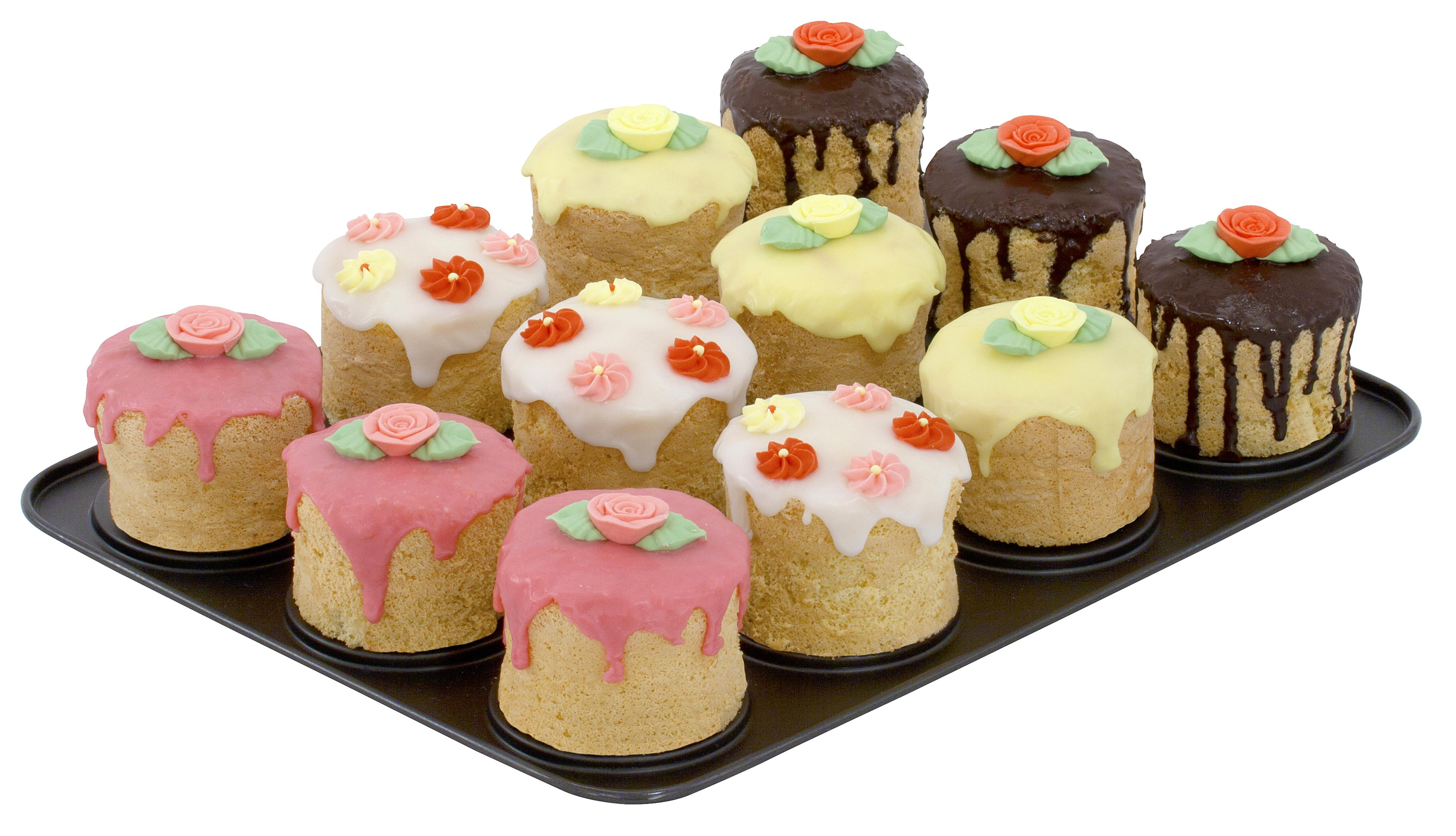 Ein Blech mit 11 kleinen Kuchen, verziert mit Glasur und Zuckergussblumen.