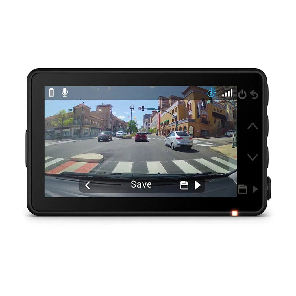 Dashcam-Aufnahme einer Stadtstraße mit Autos, Gebäuden und Kreuzungen.