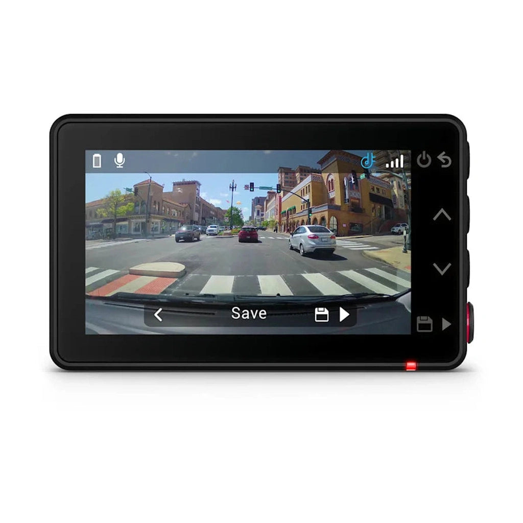 Dashcam-Bildschirm zeigt Straßenansicht mit Autos, Gebäuden und Zebrastreifen.