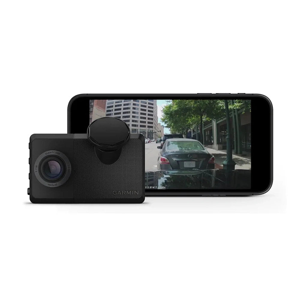 Garmin Dashcam neben einem Smartphone, das eine Straßenszene anzeigt.