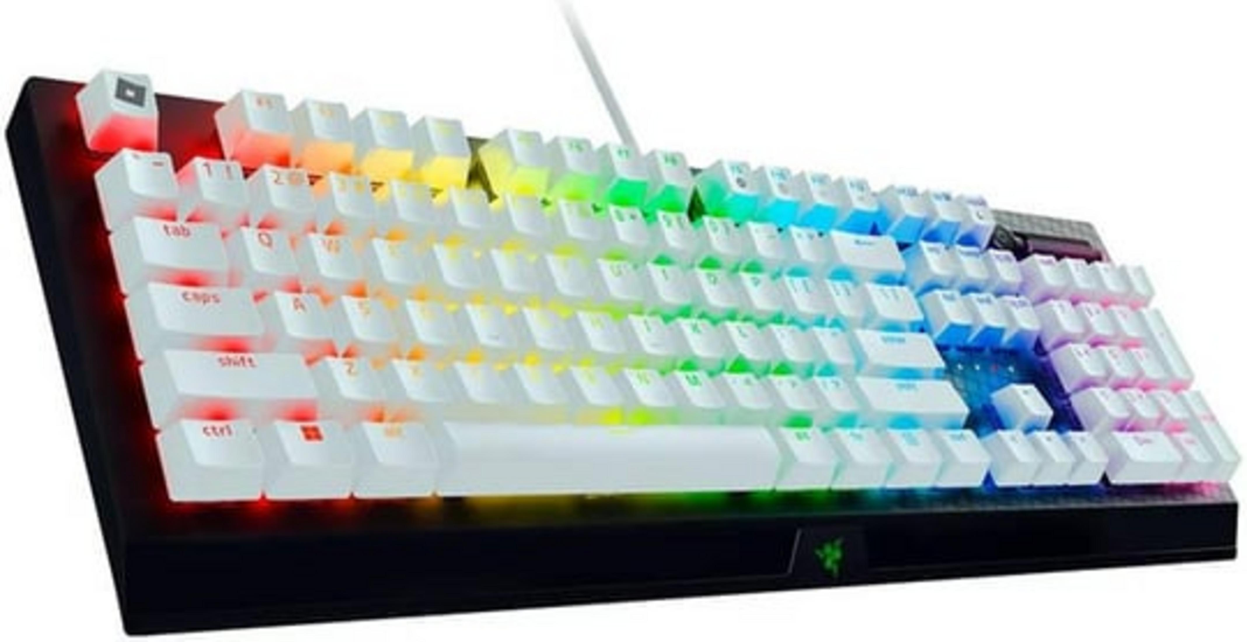 Una tastiera nera con illuminazione RGB. I tasti bianchi mostrano colori arcobaleno.