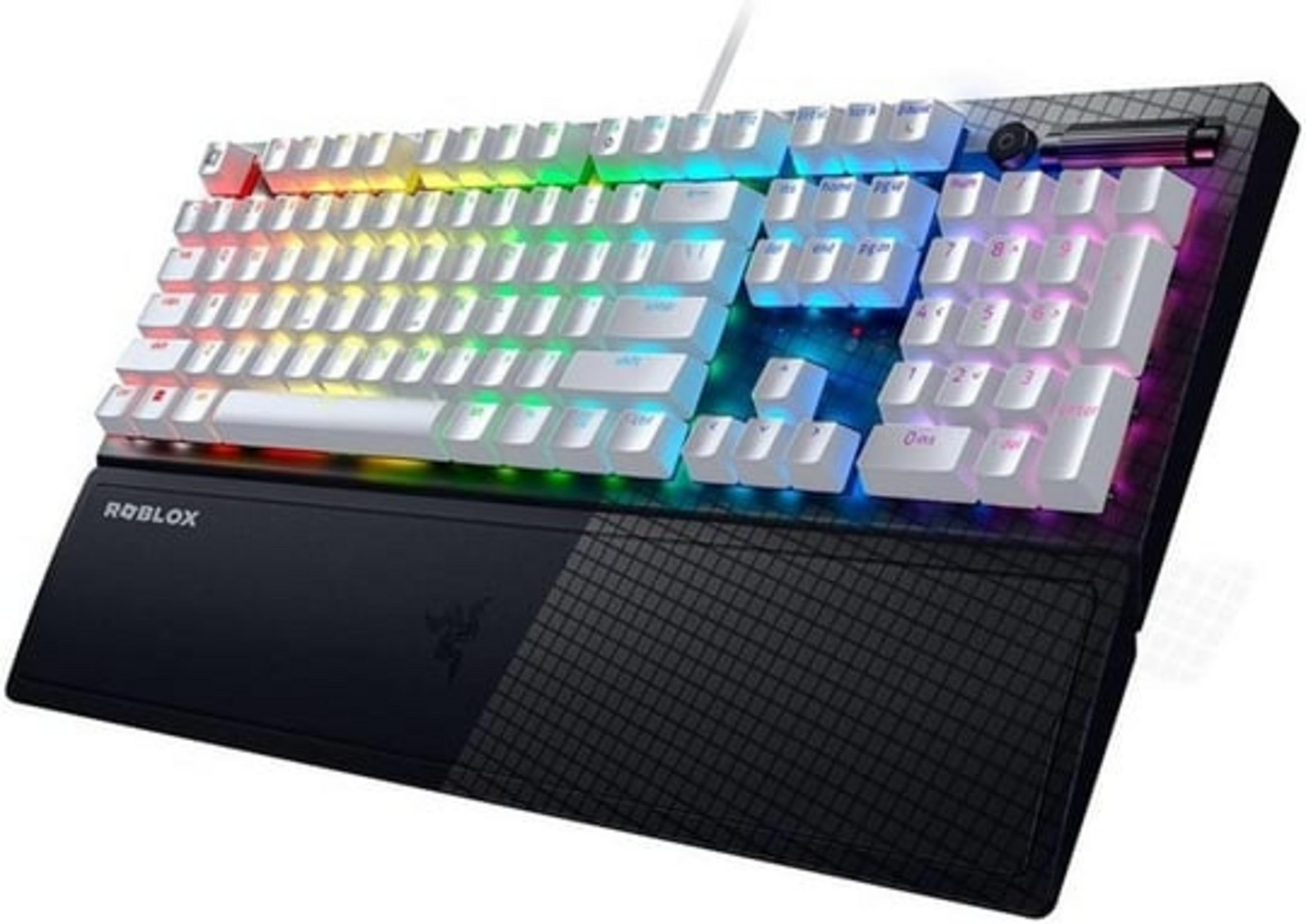 Una tastiera bianca con illuminazione RGB e logo Roblox sul poggiapolsi.