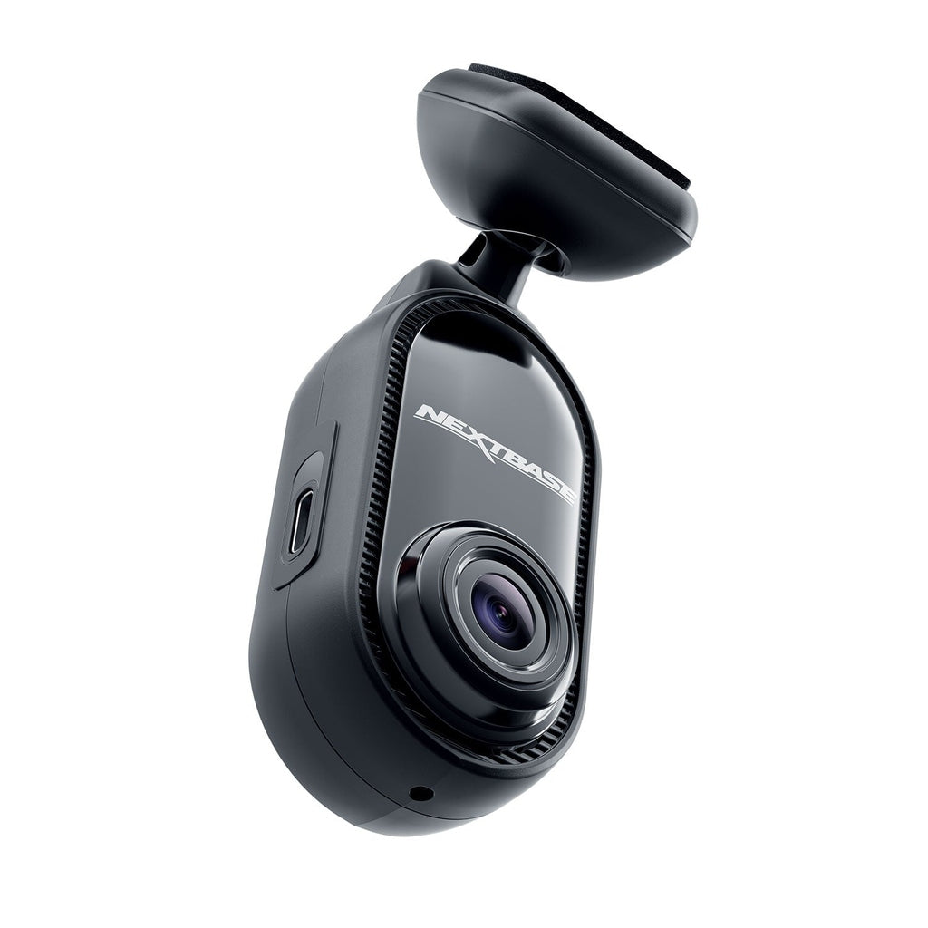Schwarzer Nextbase Dashcam mit Objektiv und Halterung, isoliert auf weißem Hintergrund.