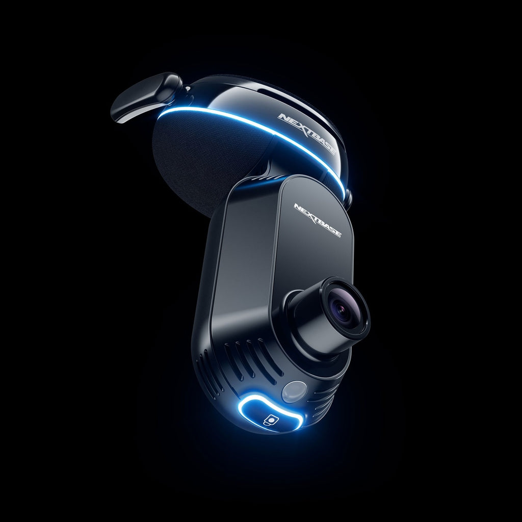 Ein schwarzer Nextbase Dashcam mit blauen LED-Akzenten, auf schwarzem Hintergrund.