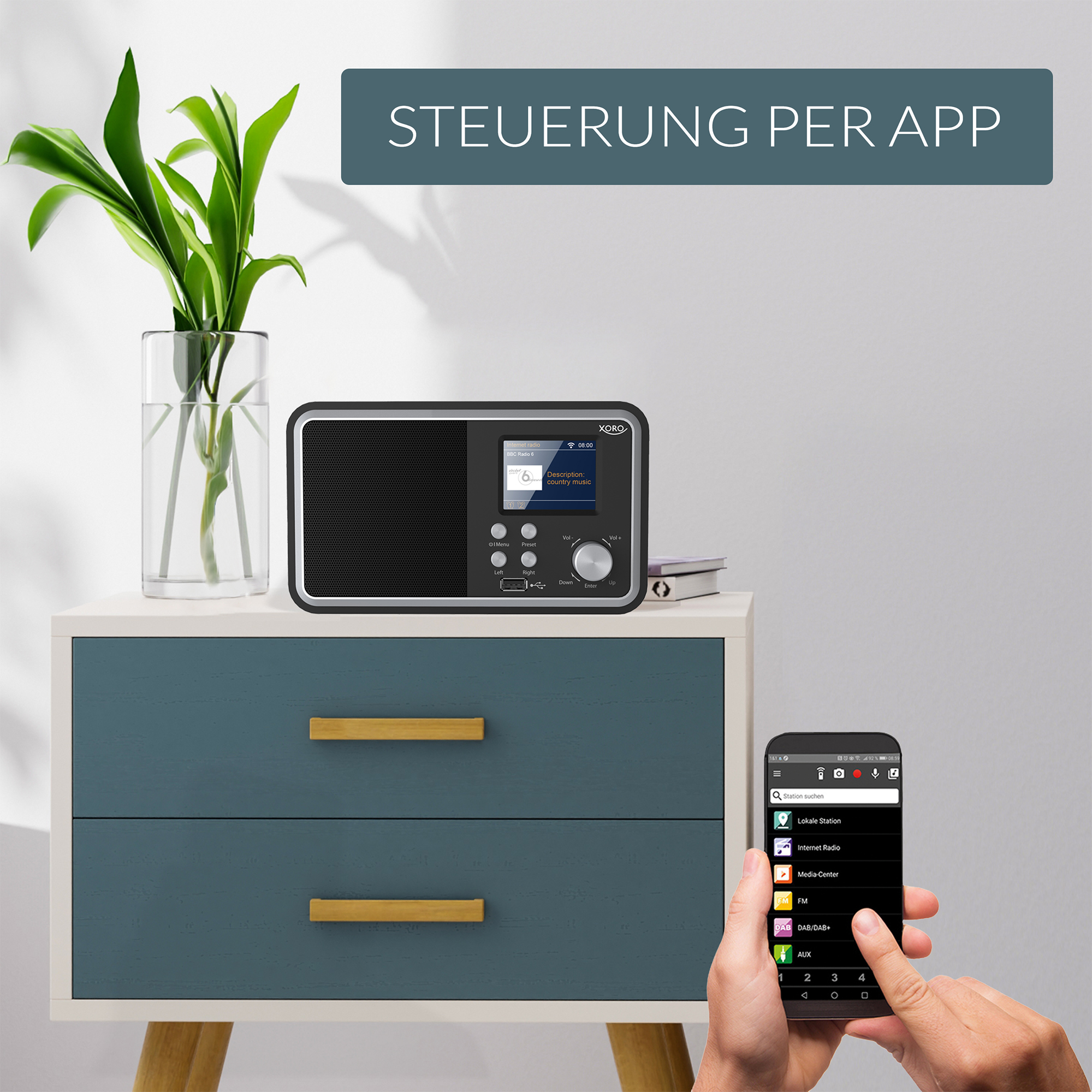 Ein DAB-Radio und ein Smartphone auf einem Nachttisch. Steuerung per App.