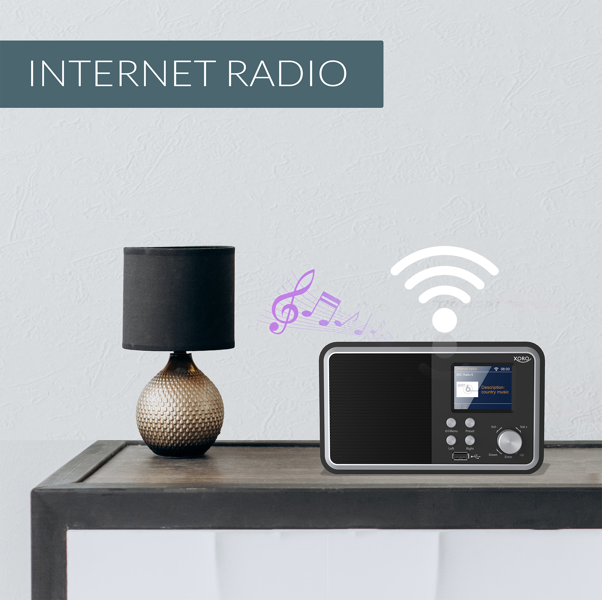 Internetradio mit Lampe und Noten auf einem Tisch.