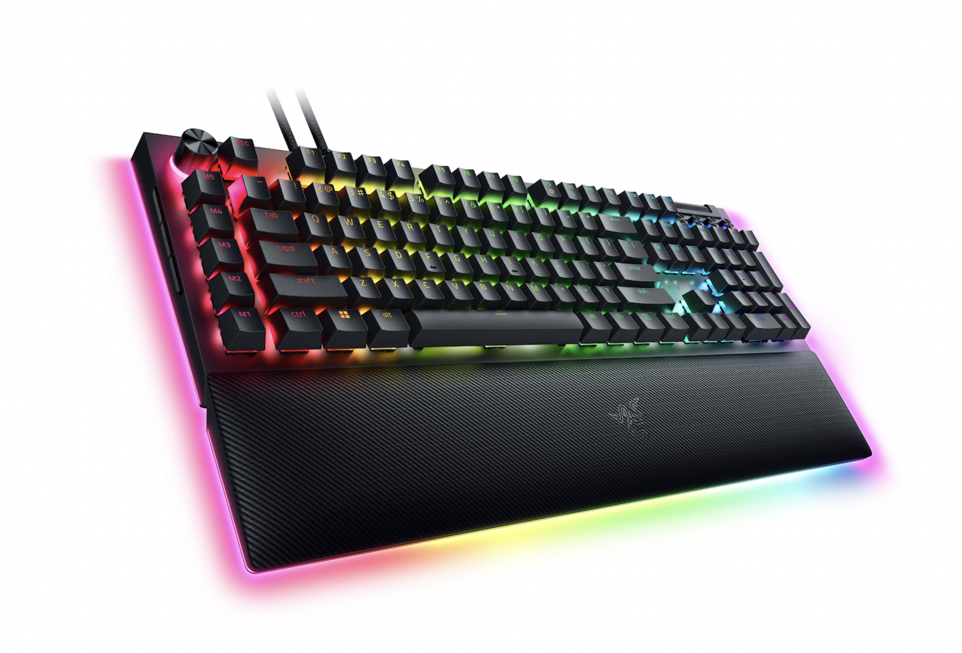 Een zwart toetsenbord met RGB-verlichting en een afneembare polssteun.