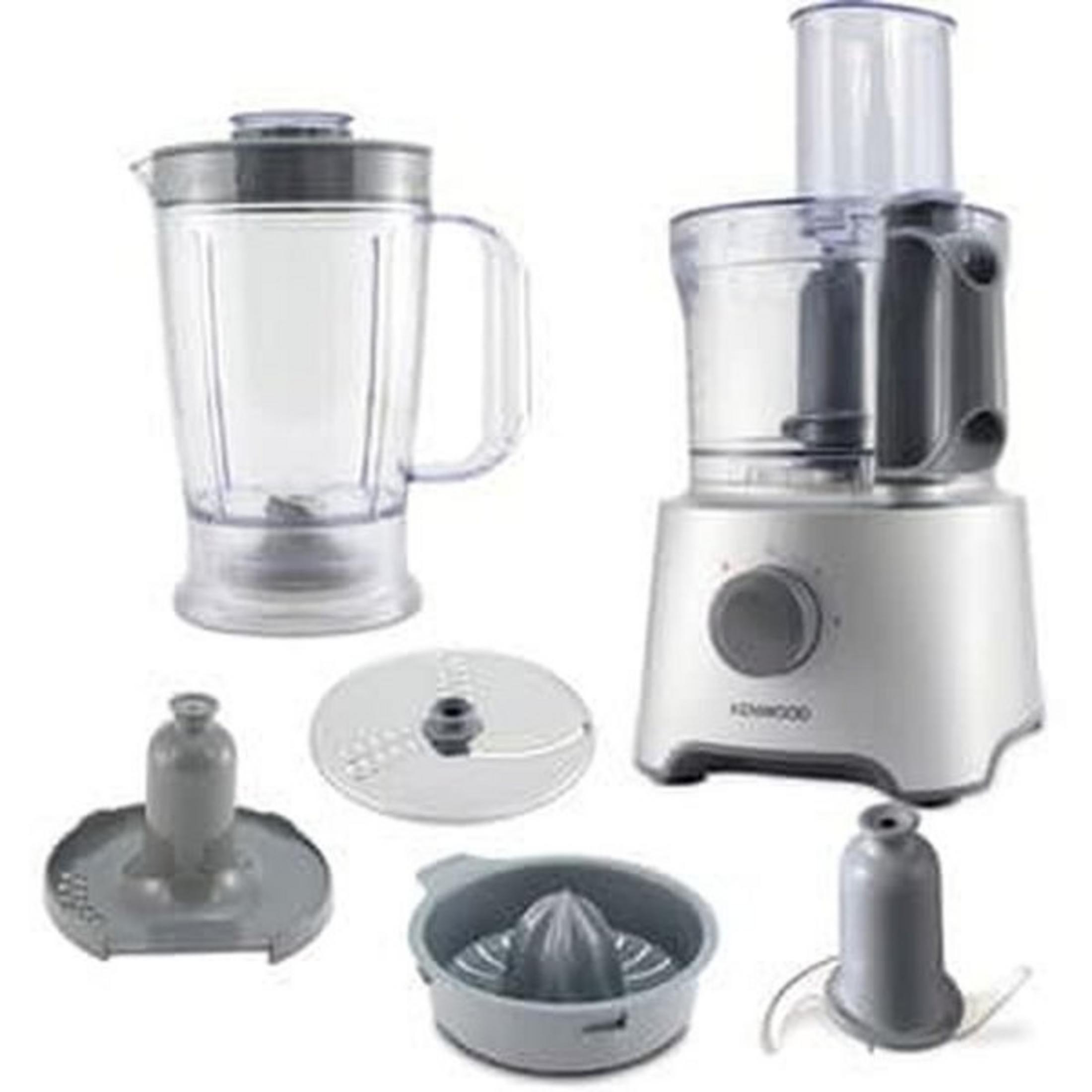 Un robot da cucina Kenwood argentato e accessori su sfondo bianco.