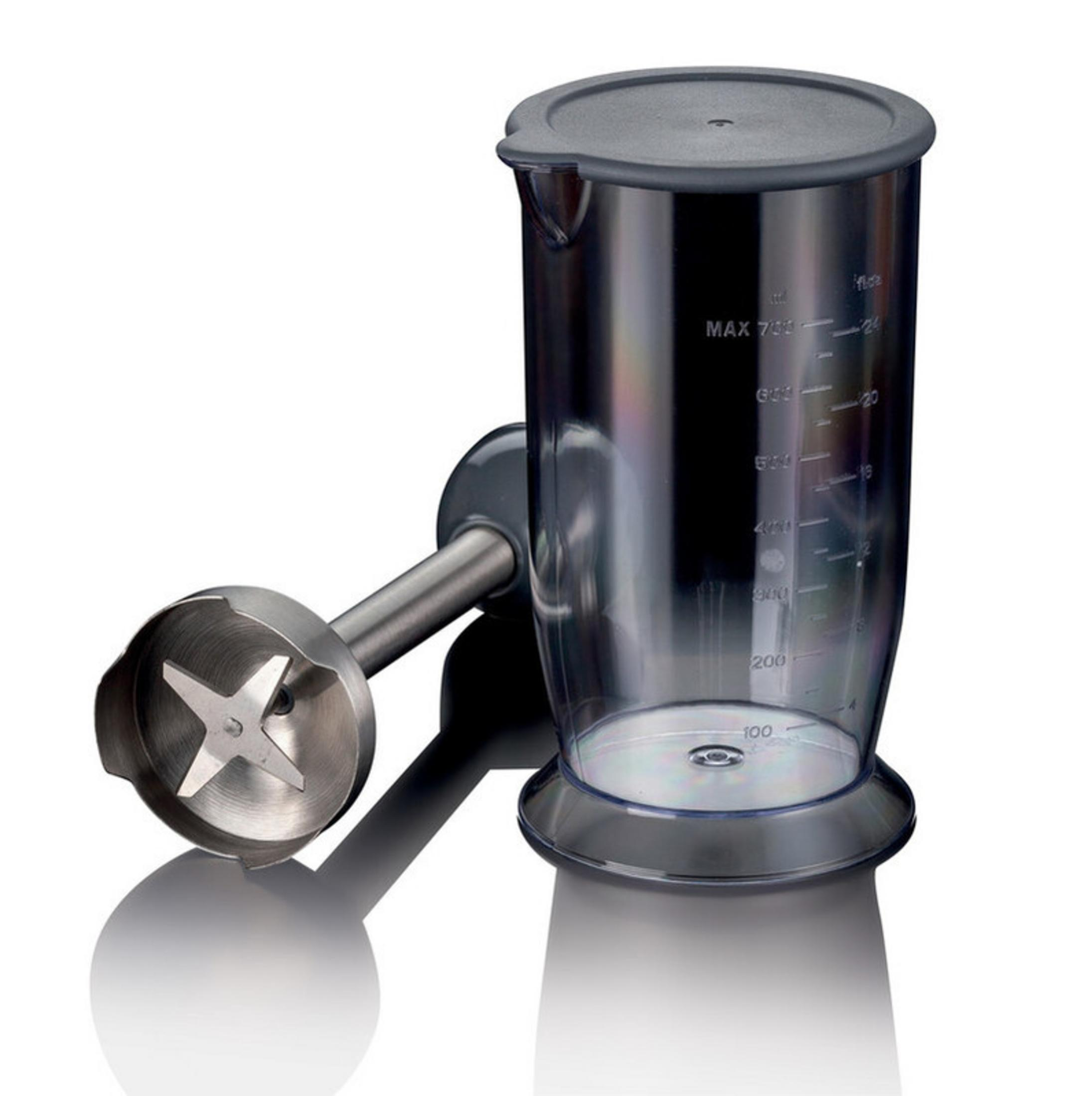 Srebrny blender ręczny z ostrzami obok przezroczystego kubka miarowego z pokrywką.