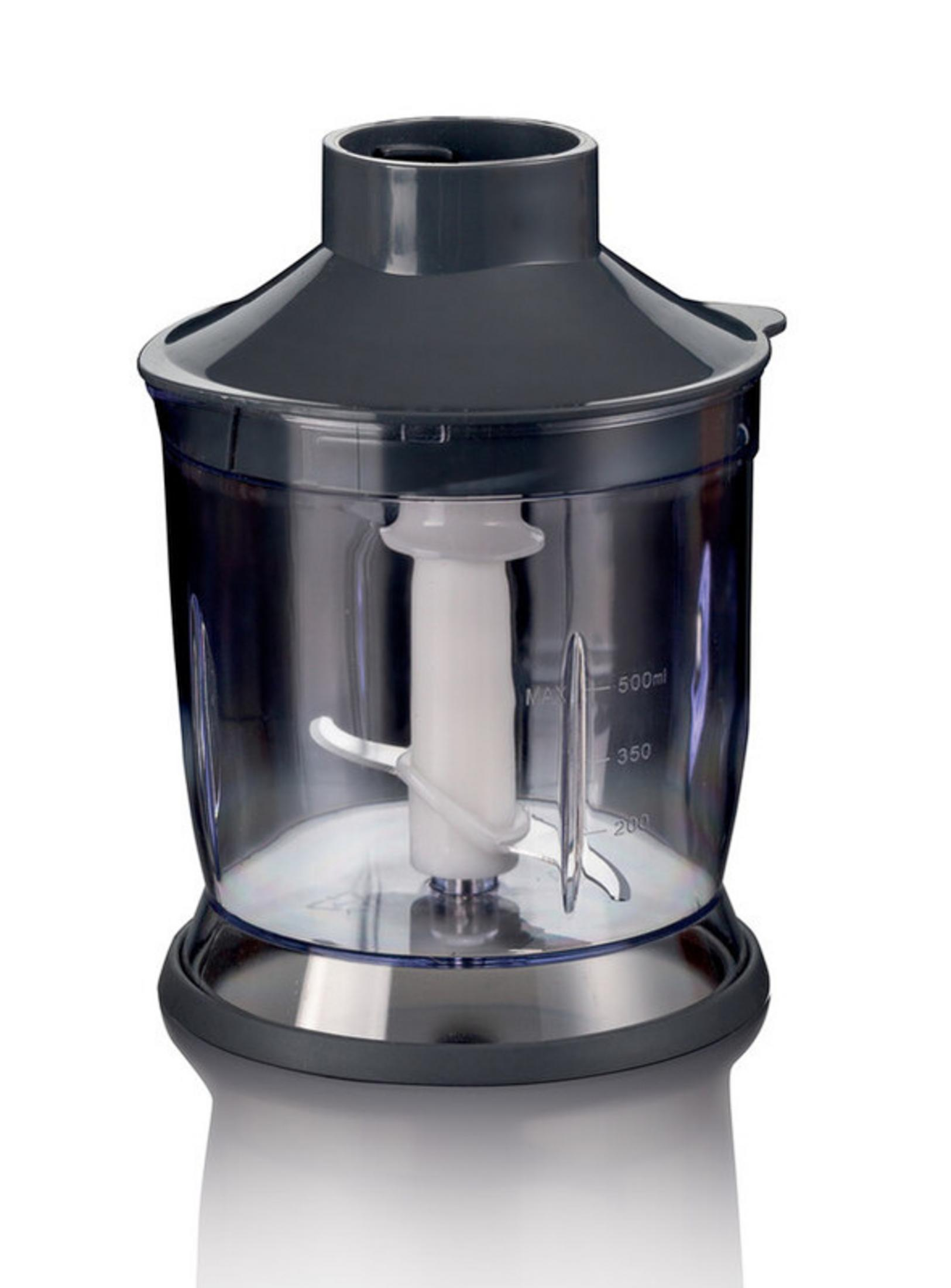 Przezroczysty chopper z srebrnymi ostrzami i skalą pomiarową do 500 ml.