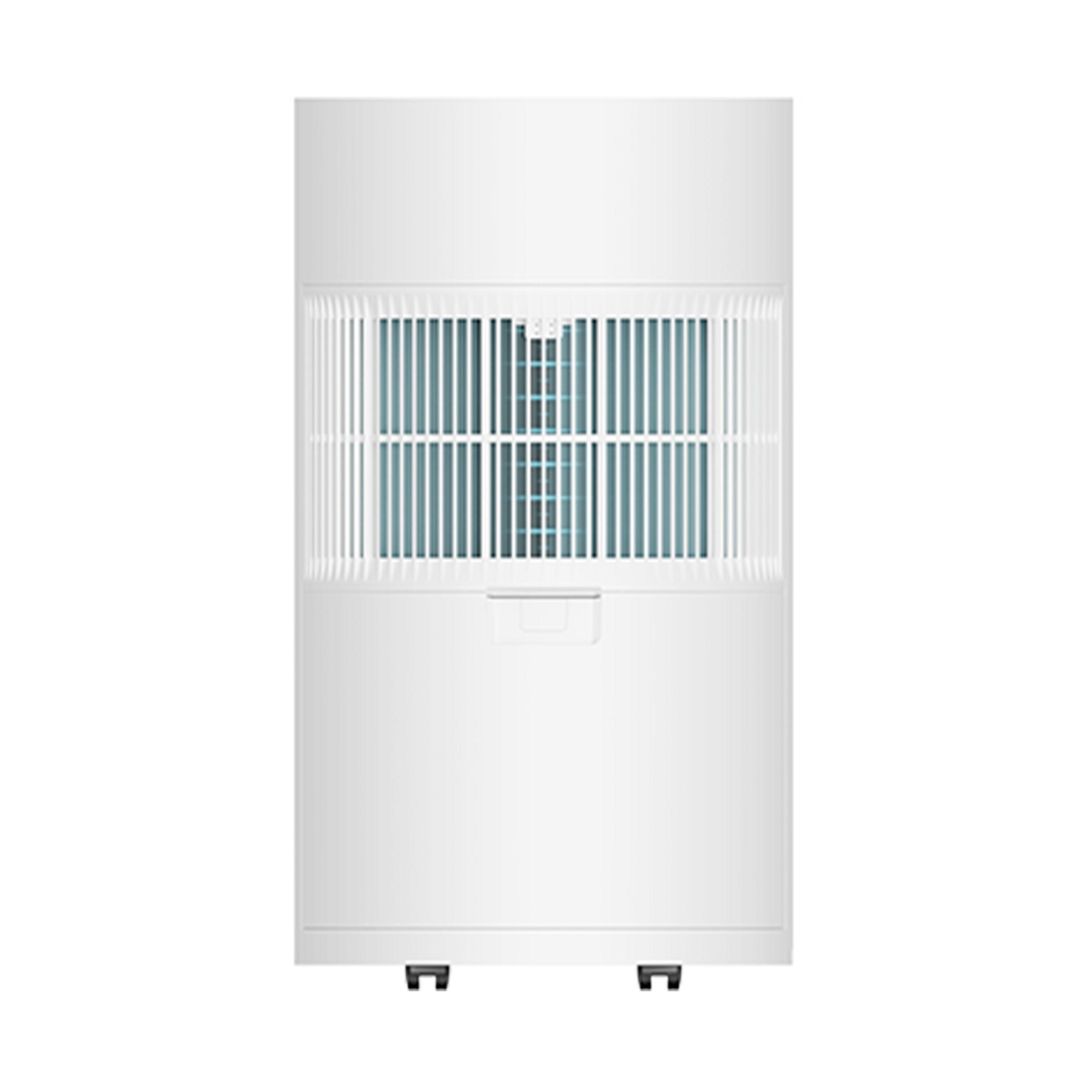 Biały przenośny klimatyzator z dużym poziomym otworem wentylacyjnym, niebieskimi żeberkami za białą kratką i małymi czarnymi nóżkami.