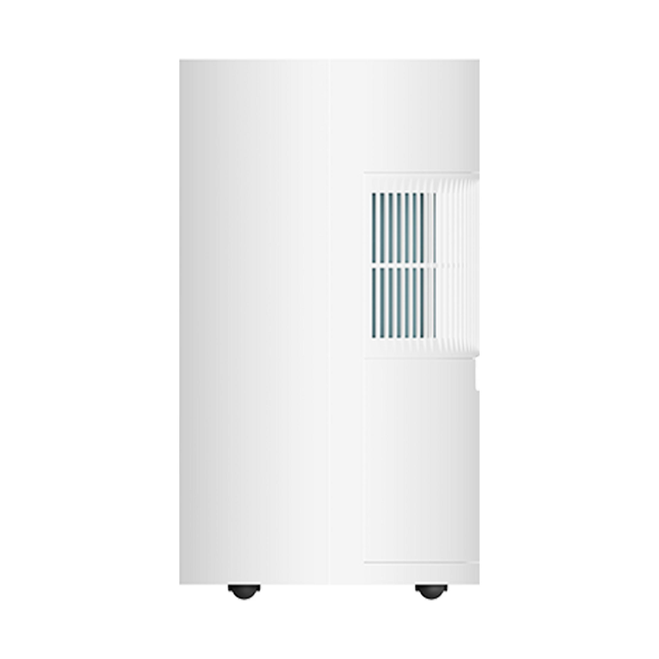 Biały oczyszczacz powietrza wieżowy z niebieskimi kratkami i kołami.