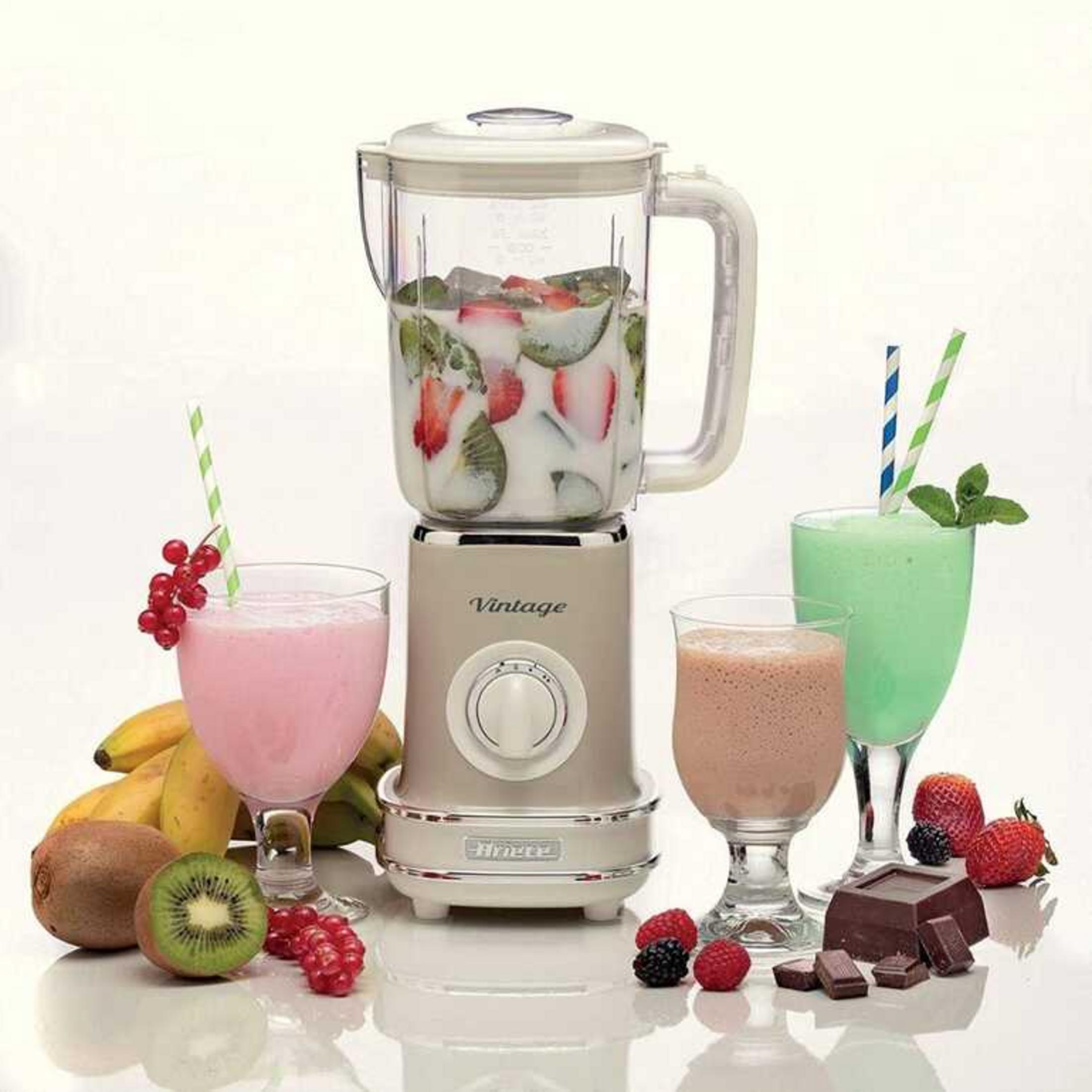 Meyve suları ve meyvelerle bir blender.