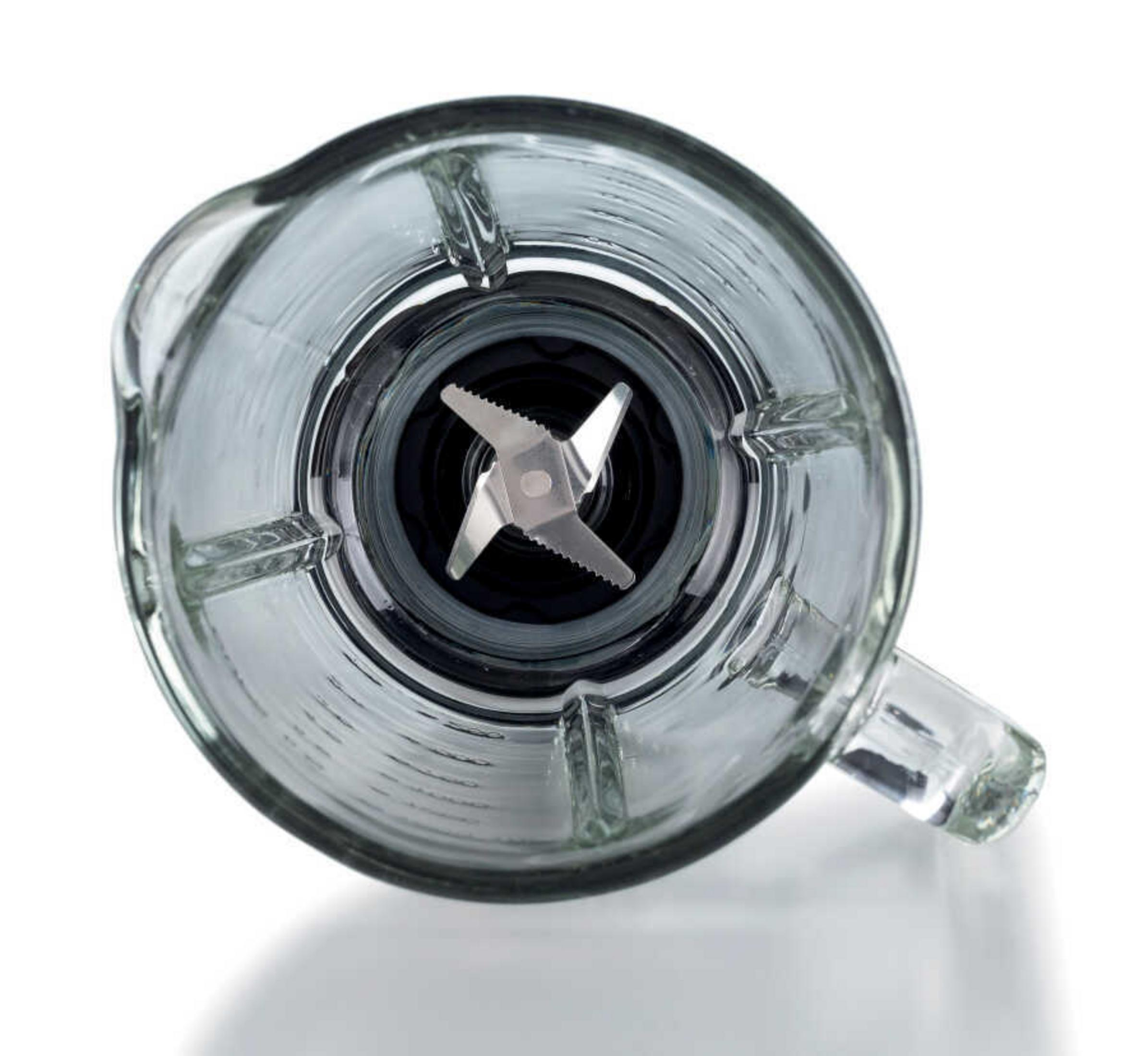 Close-up van de vierbladige snijassemblage van een glazen blender.