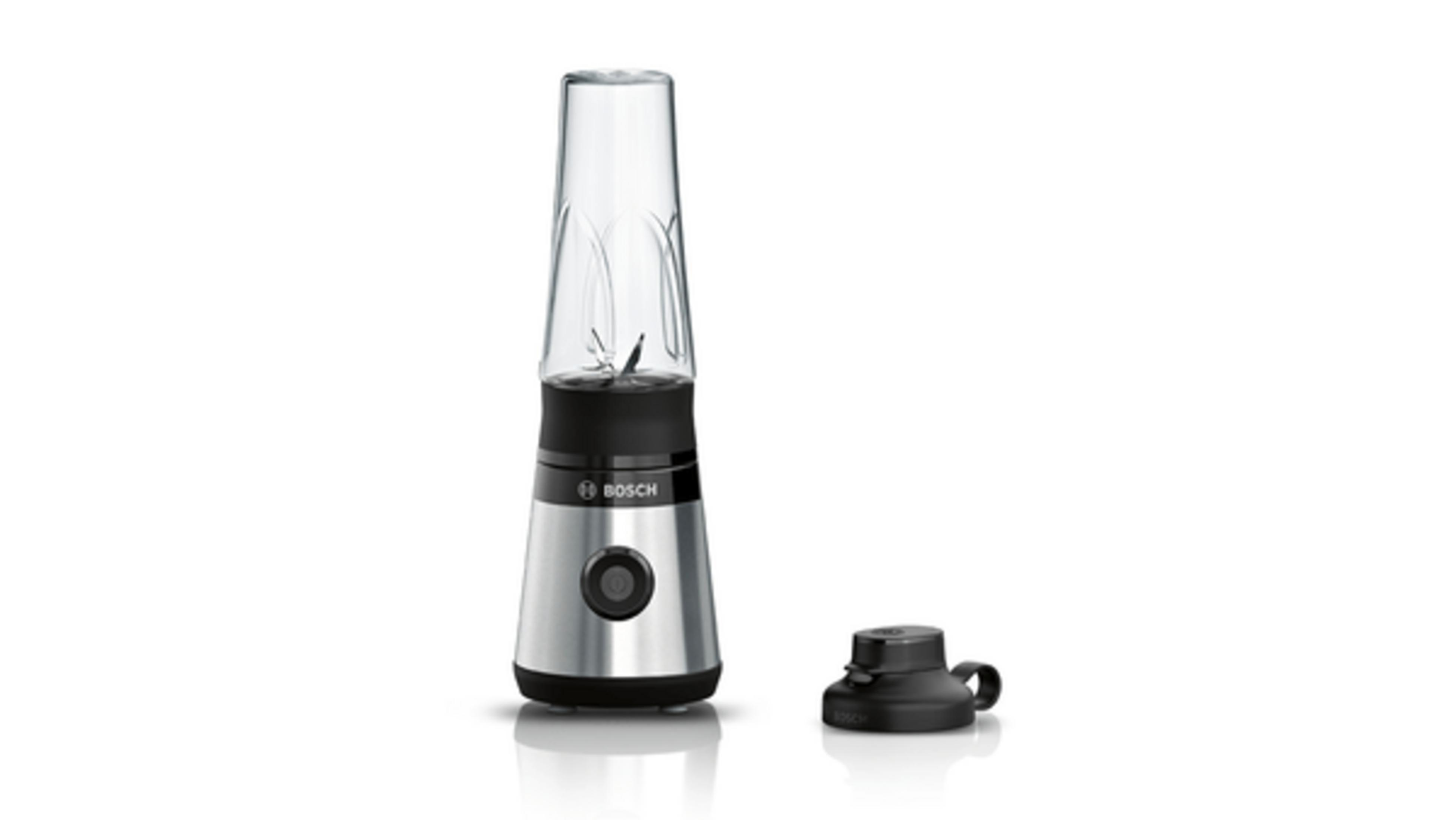Una licuadora plateada Bosch con vaso de cristal y tapa negra.