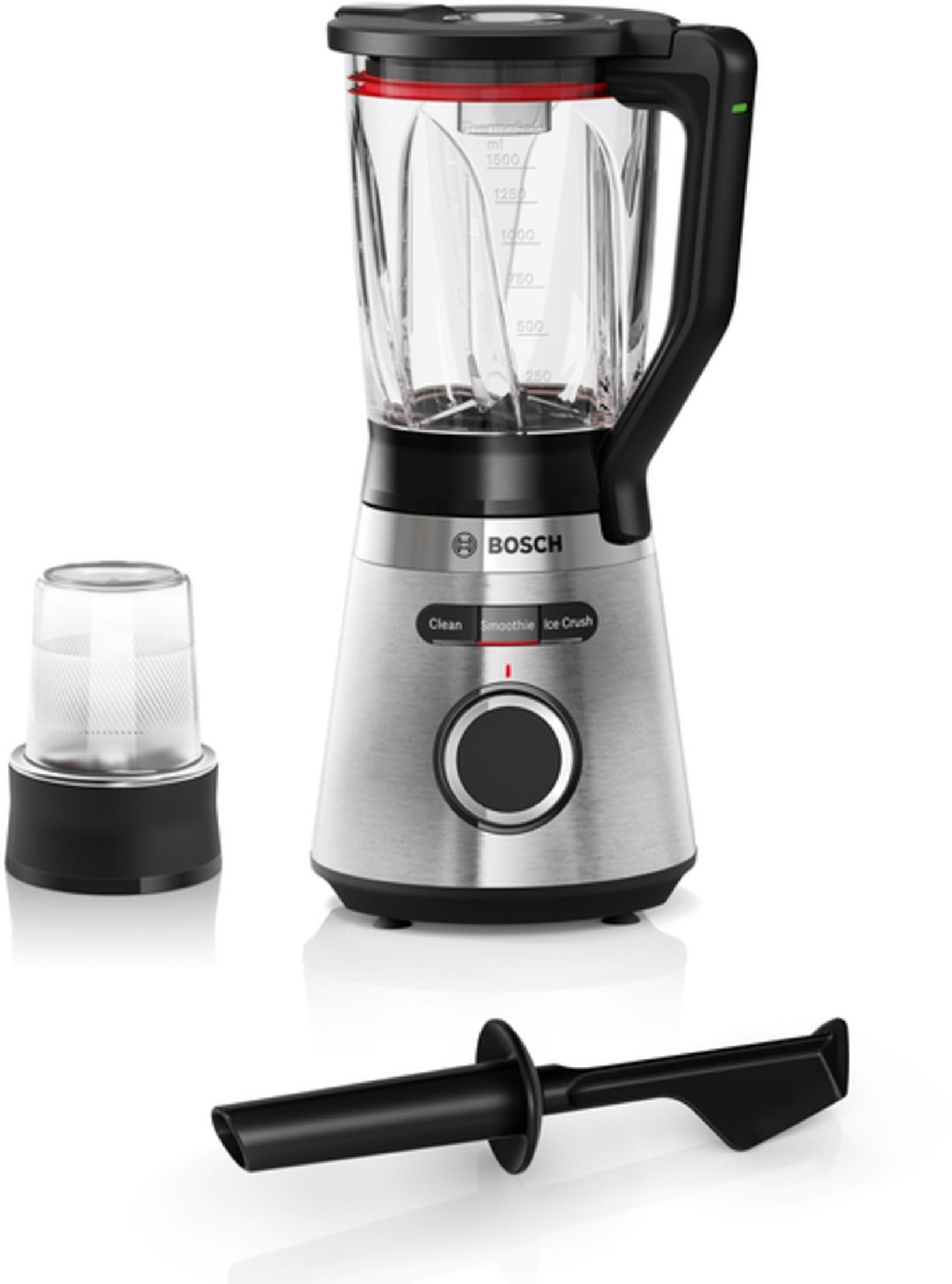 Beyaz arka plan üzerinde aksesuarlarıyla gümüş Bosch blender.