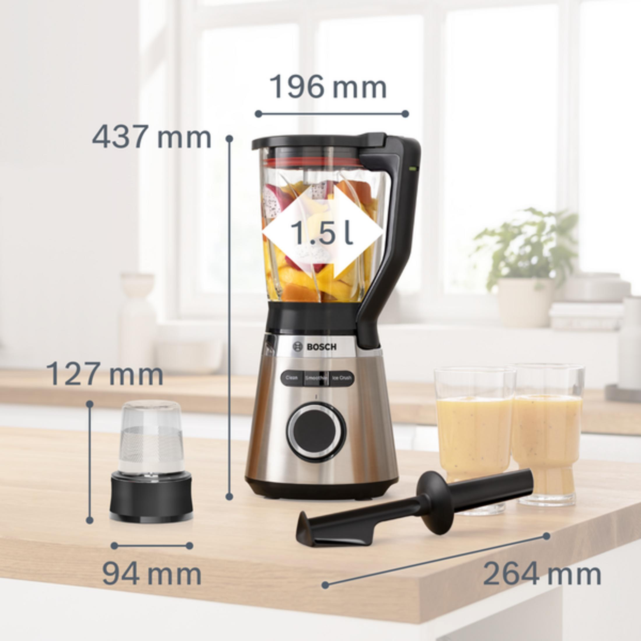 Meyve parçacıklı gümüş Bosch blender ve iki bardak meyve suyu.