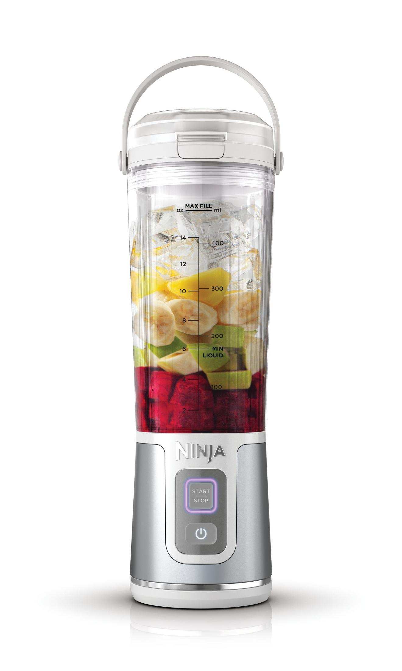 Ein Ninja-Mixer mit Früchten, Eis und Bedienelementen.
