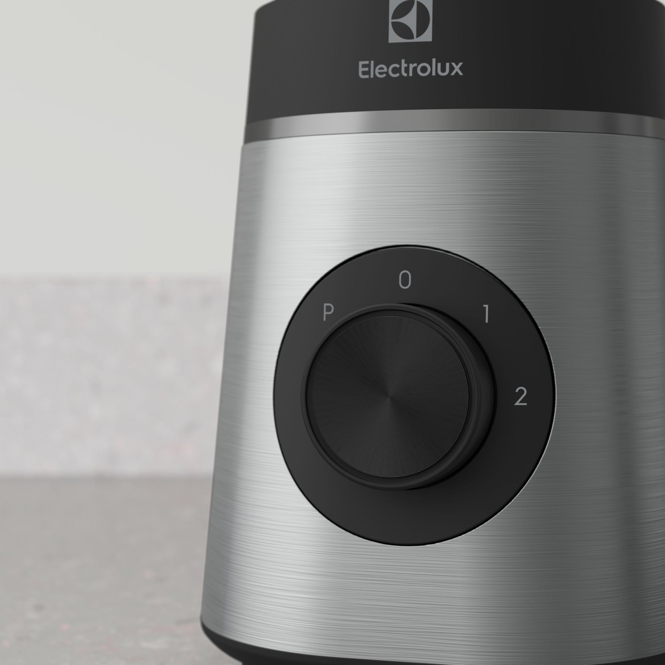 Açık gri tezgah üzerinde siyah kontrol düğmeli, gümüş Electrolux blenderin yakın çekimi.