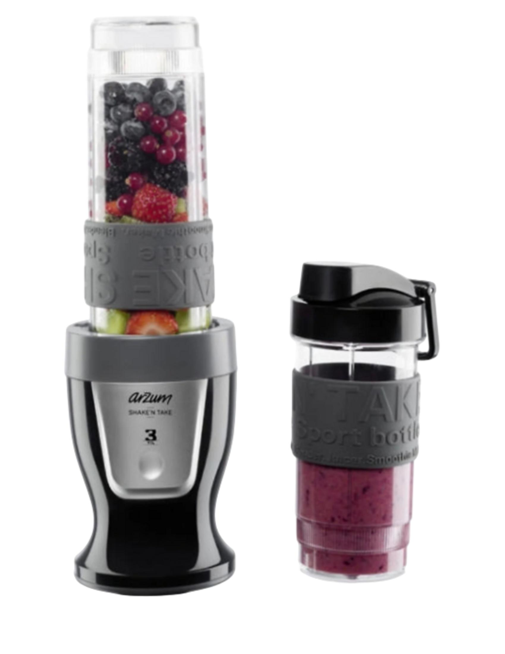 Meyveli siyah blender, yanında smoothie'li spor matarası.