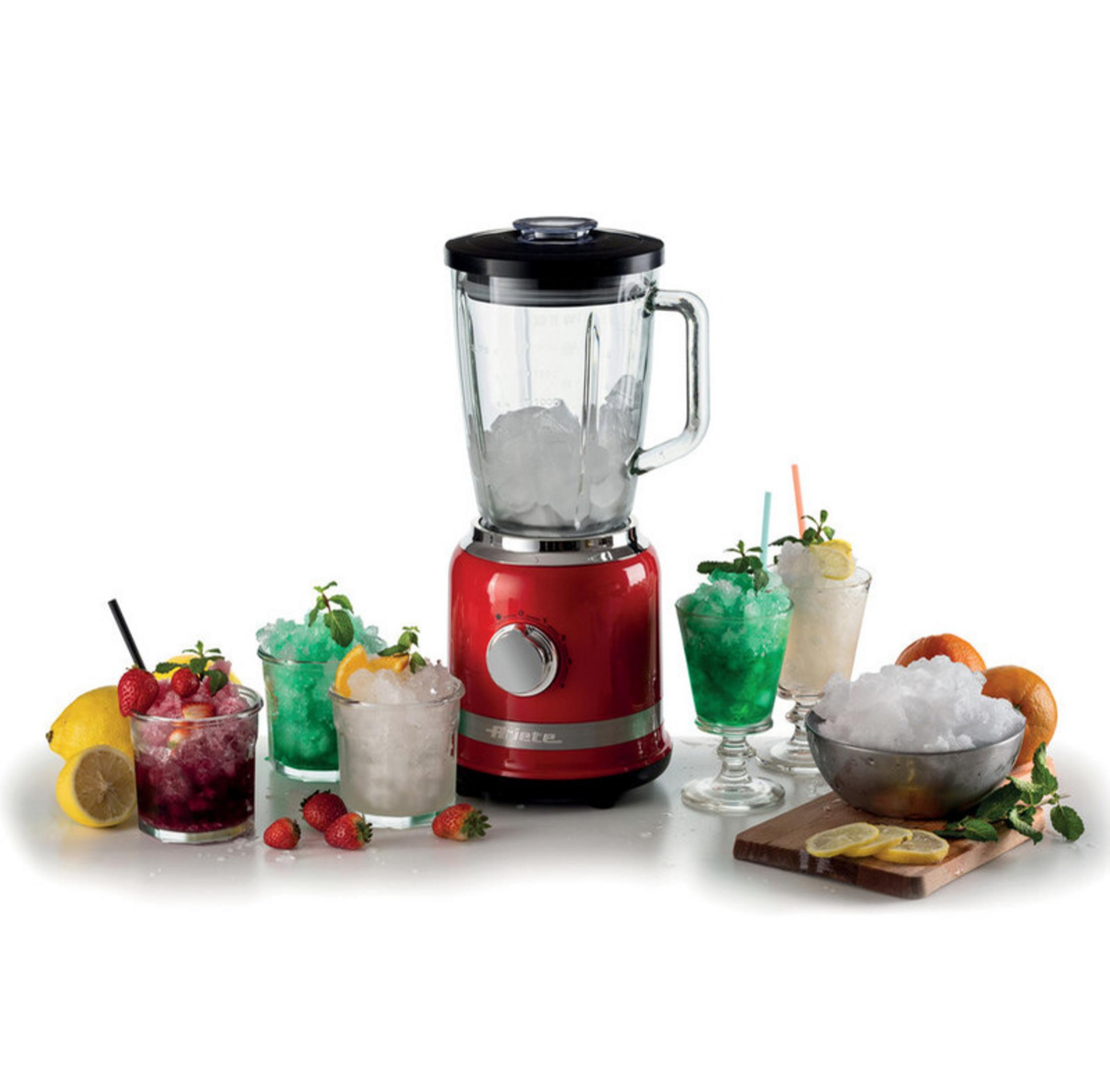 Ein roter Mixer mit Eis, daneben stehen Gläser mit zerkleinertem Eis und Früchten.