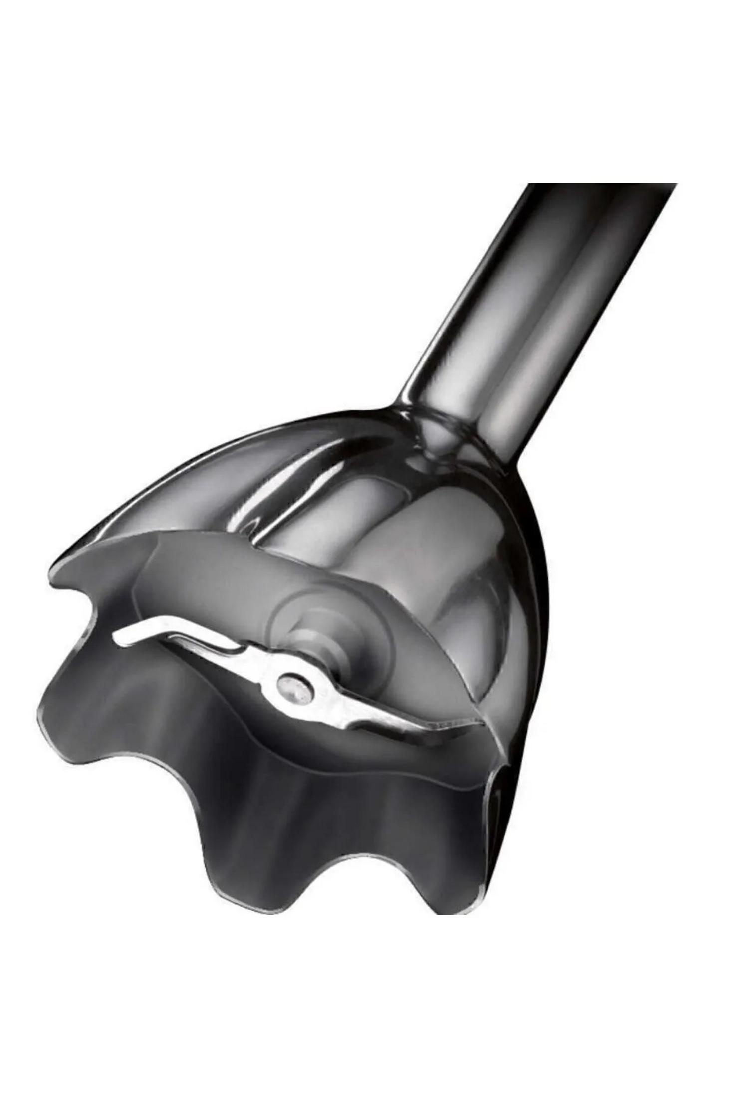 Bıçaklı metal el blender başlığının yakın çekimi.