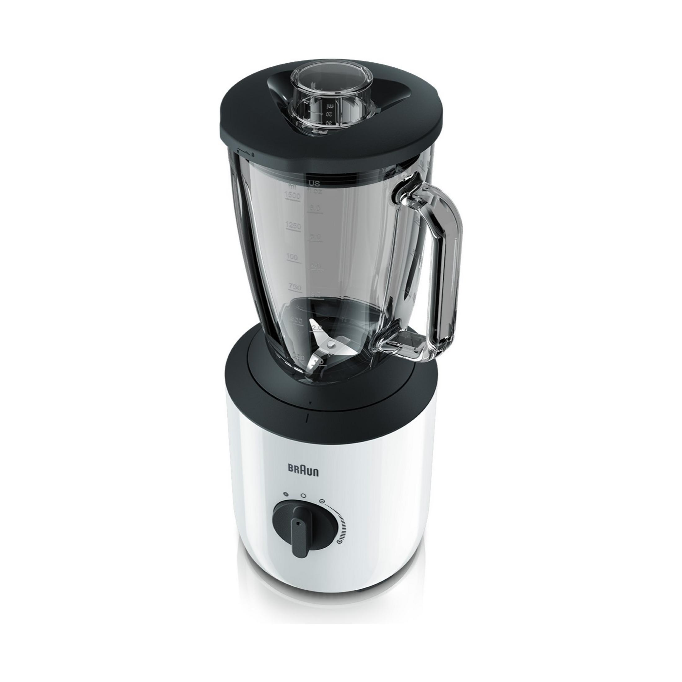 Siyah kapaklı ve cam sürahili beyaz bir Braun blender beyaz zeminde duruyor.